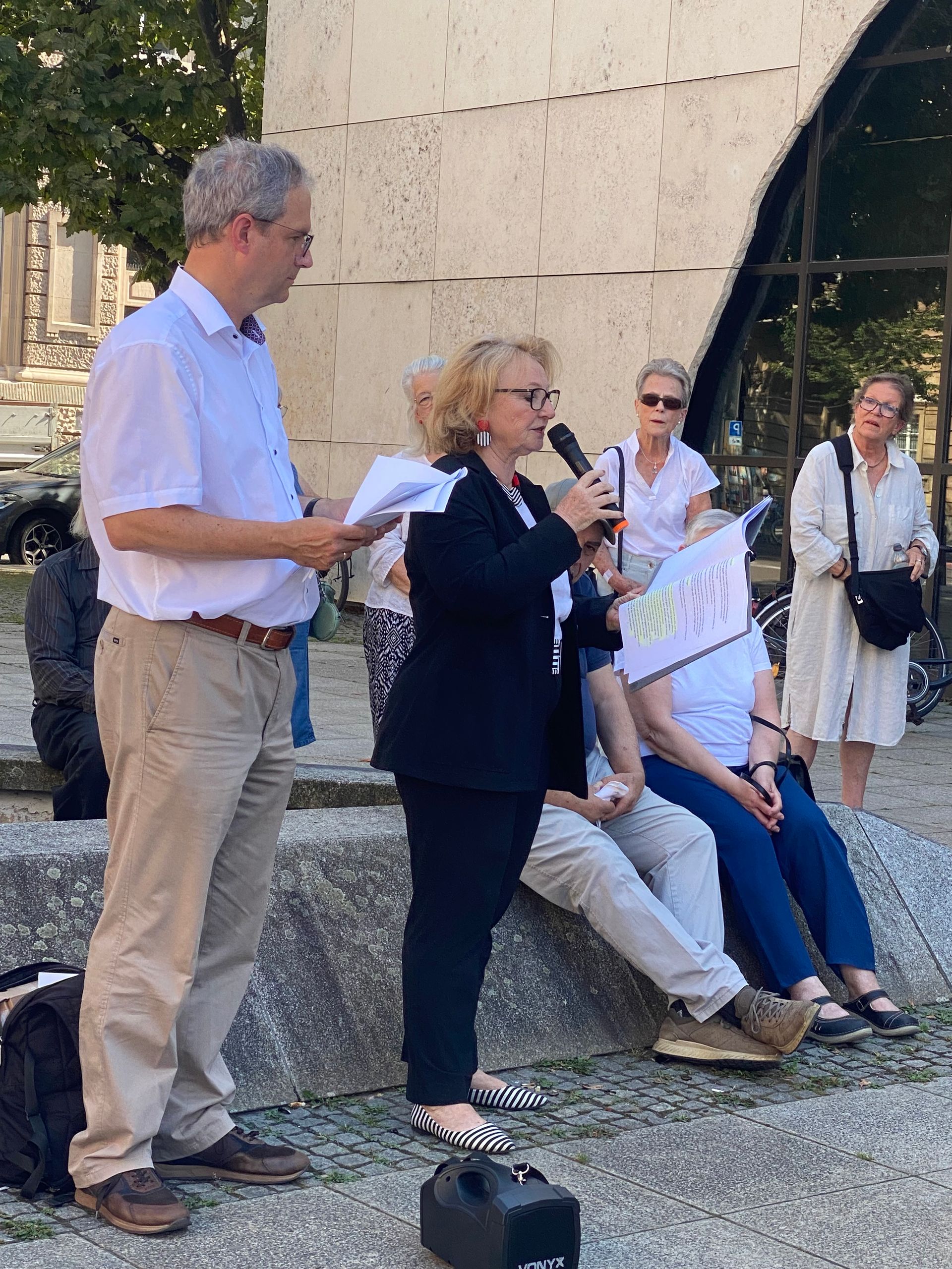 Helen Heberer (Rezitation) und Jens Bortloff (Kommentierung)  führen gemeinsam durch Goethes Werk