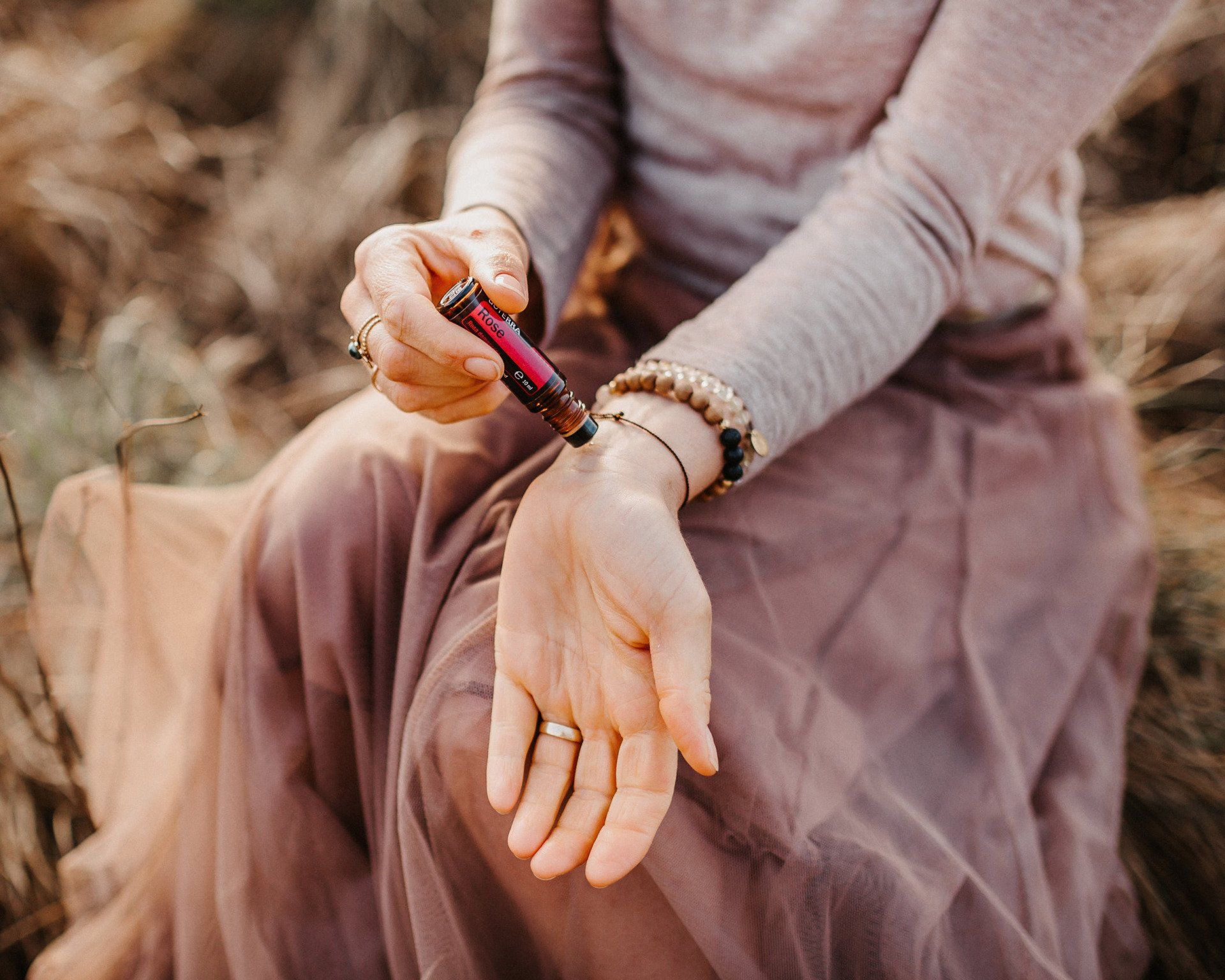 Roller mit ätherischen Ölen Die Anwendung ätherischer Öle hier als Beispiel die Auftragung eines Rollers am Handgelenk