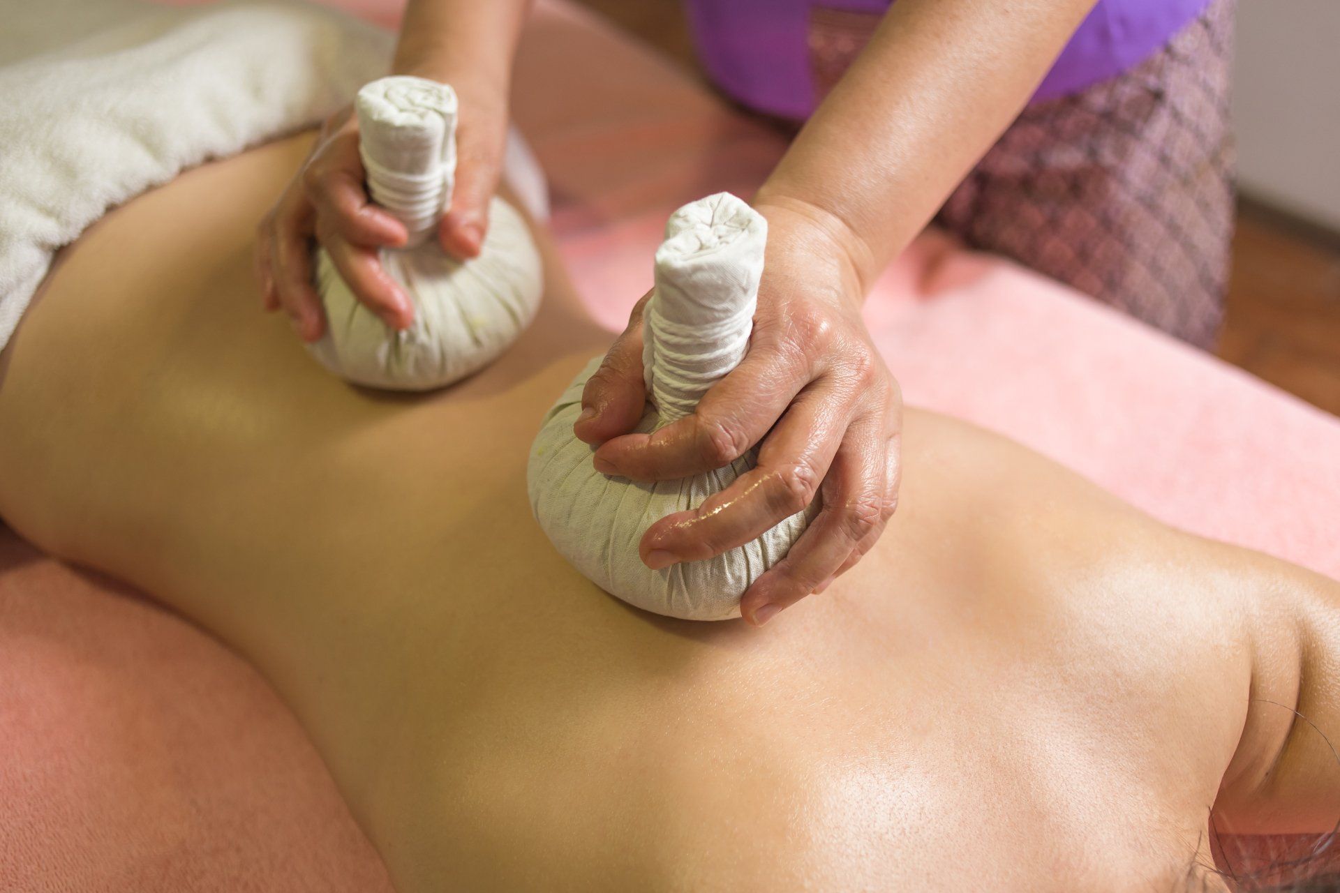 Kräuterstempelmassage