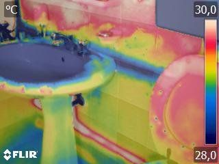 La linea blu è il tubo dell'acqua fredda, quella rossa dell'acqua calda Mappatura impianto idrici