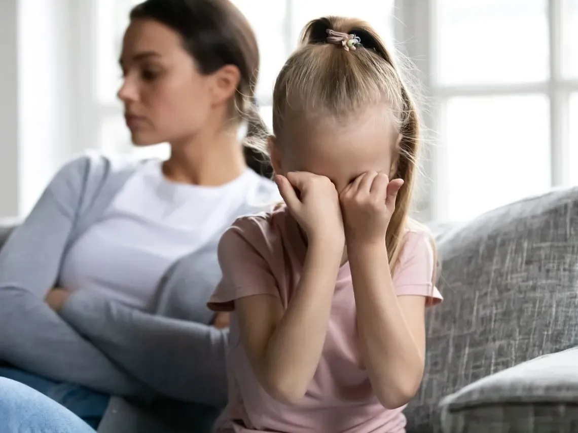 castigo, madre enfadada, niña llorando