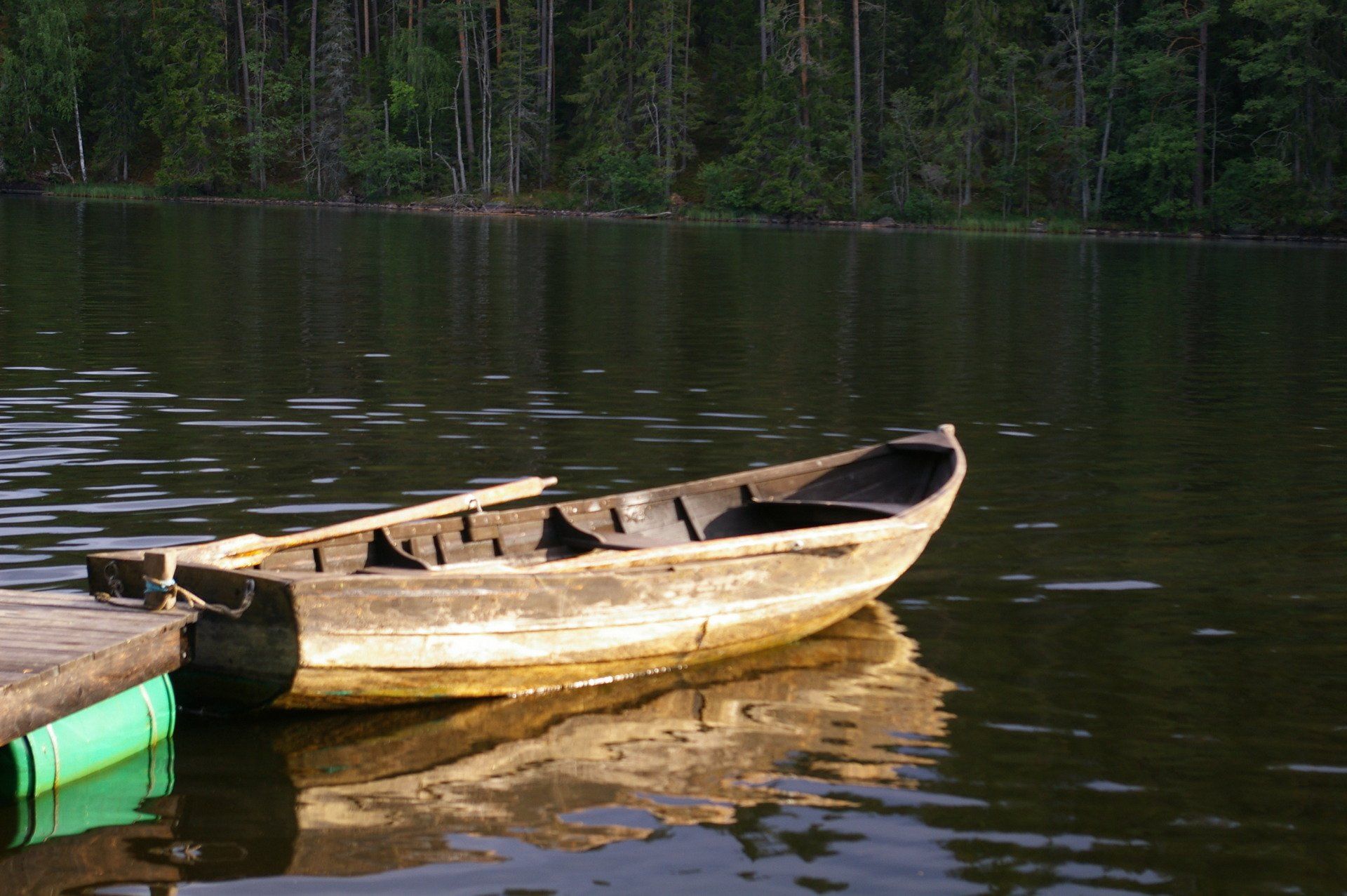 Unser traditionelles Holzboot im Åsjön-See