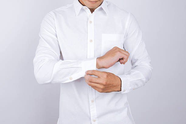 Camisas a la medida, hombre usando una camisa blanca con ajuste perfecto