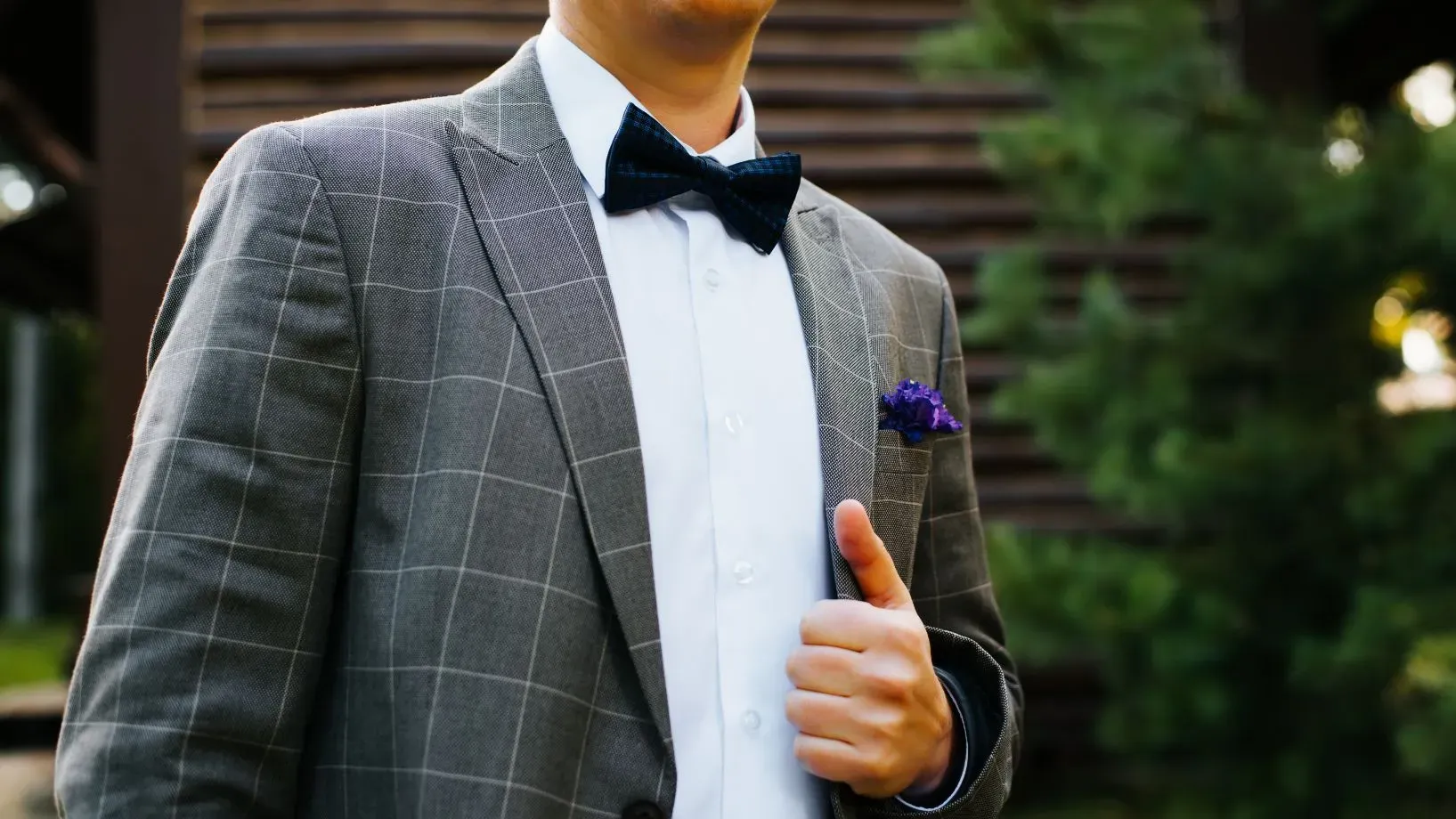 Camisas a medida, novio en la prueba final usando la camisa confeccionada junto al traje formal.