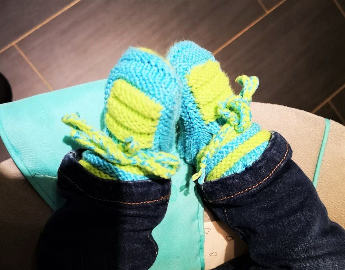 babygeschenk babyschuhe babys first socks selbstgestrickt