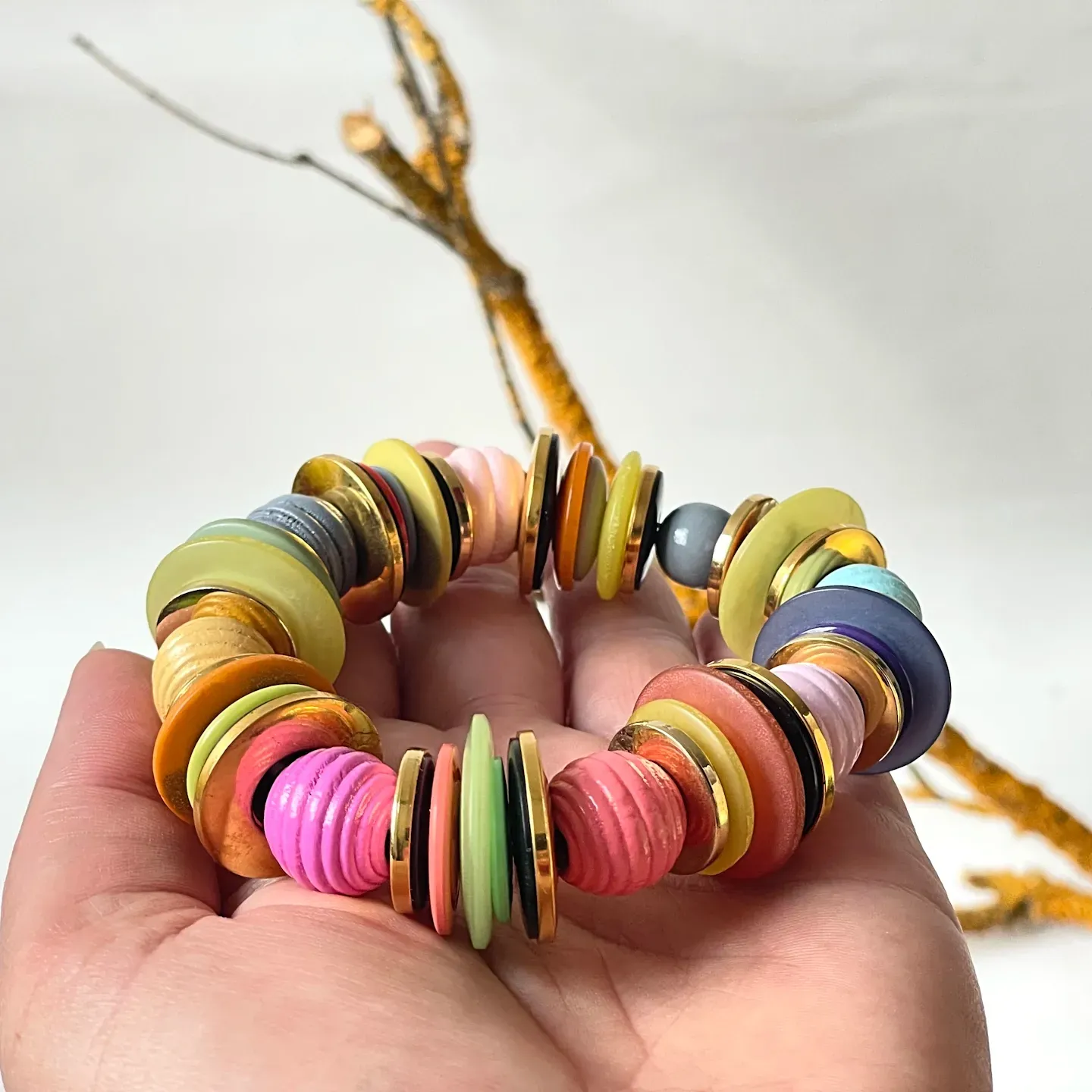 breites elastisches statementarmband gold bunt