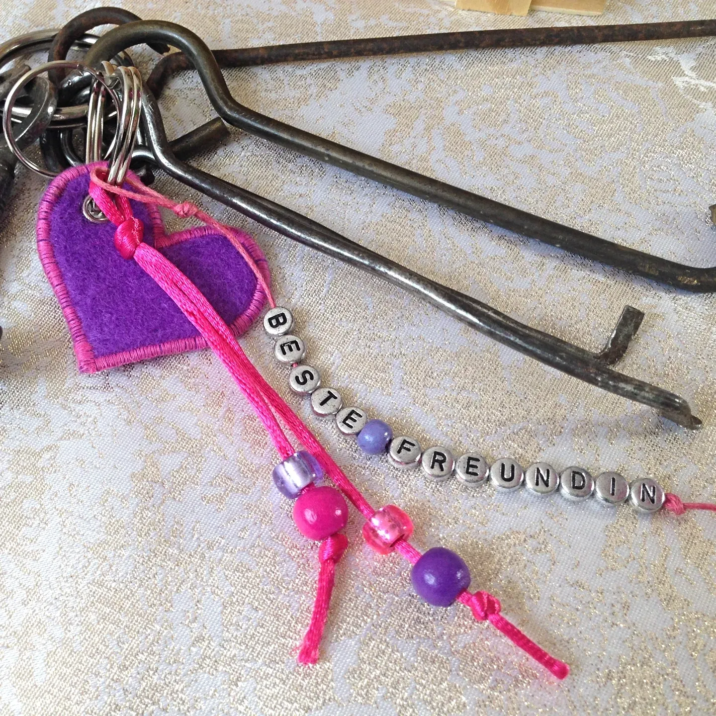 Schluesselanhaenger mit name lila pink