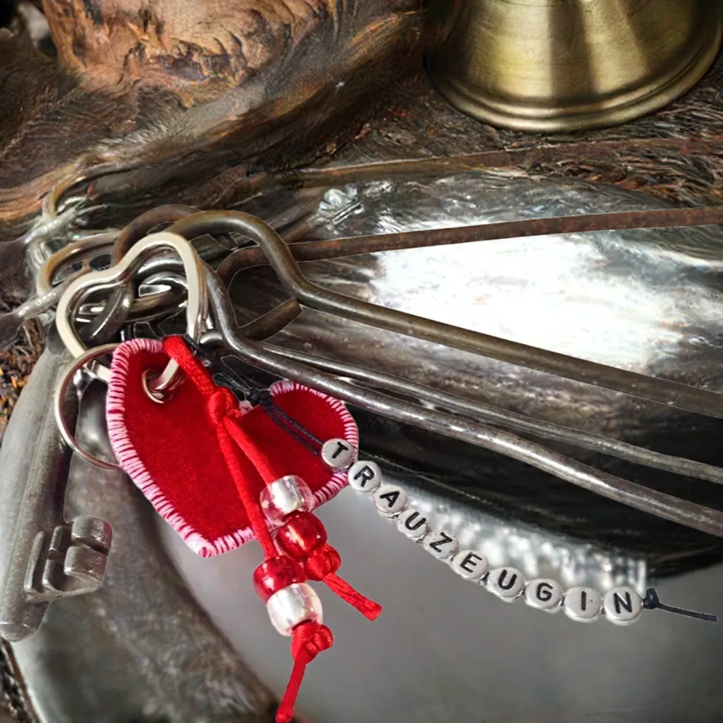 Schluesselanhaenger Wunschname Filzherz rot