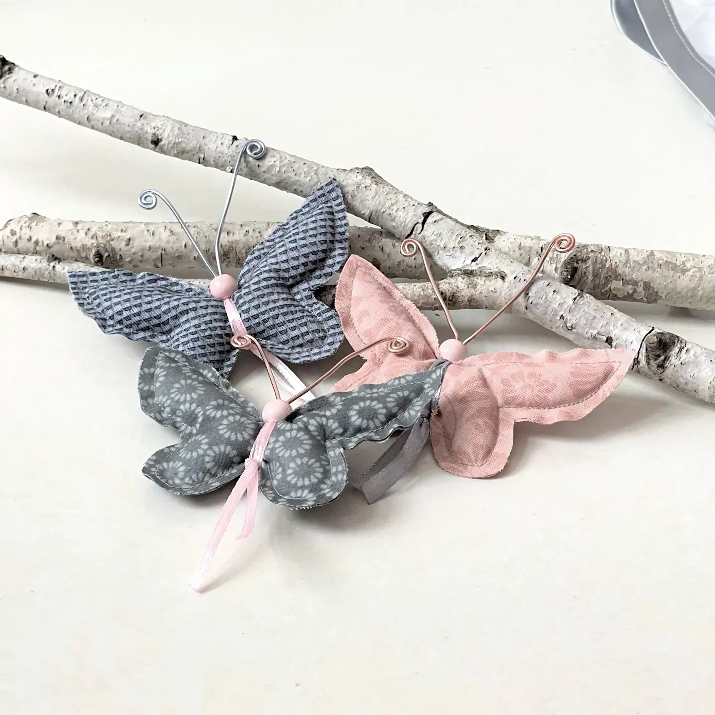 Dekoschmetterling grau rosa zum hÀngen und legen