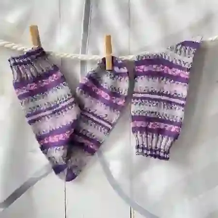 bunte selbstgestrickte Socken direkt oder auf Bestellung