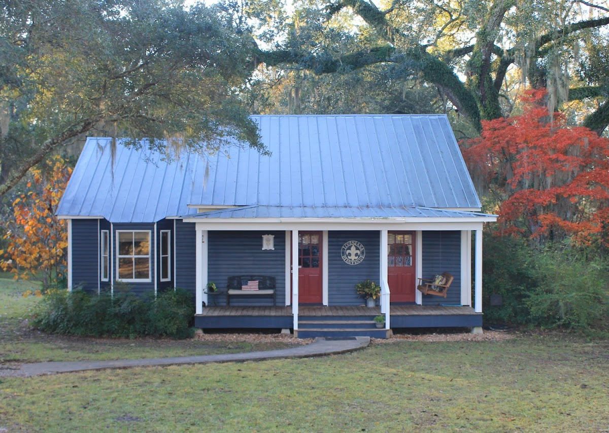 Lake Side Cottage for family of four with the Fall  Colors