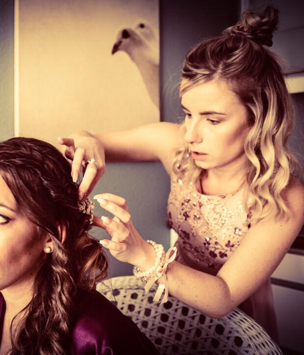 Carina Weiß frisiert Braut mit romantischer Hochzeitsfrisur im Haarstudio Weiß, Meisterbetrieb in Dreieich-Sprendlingen