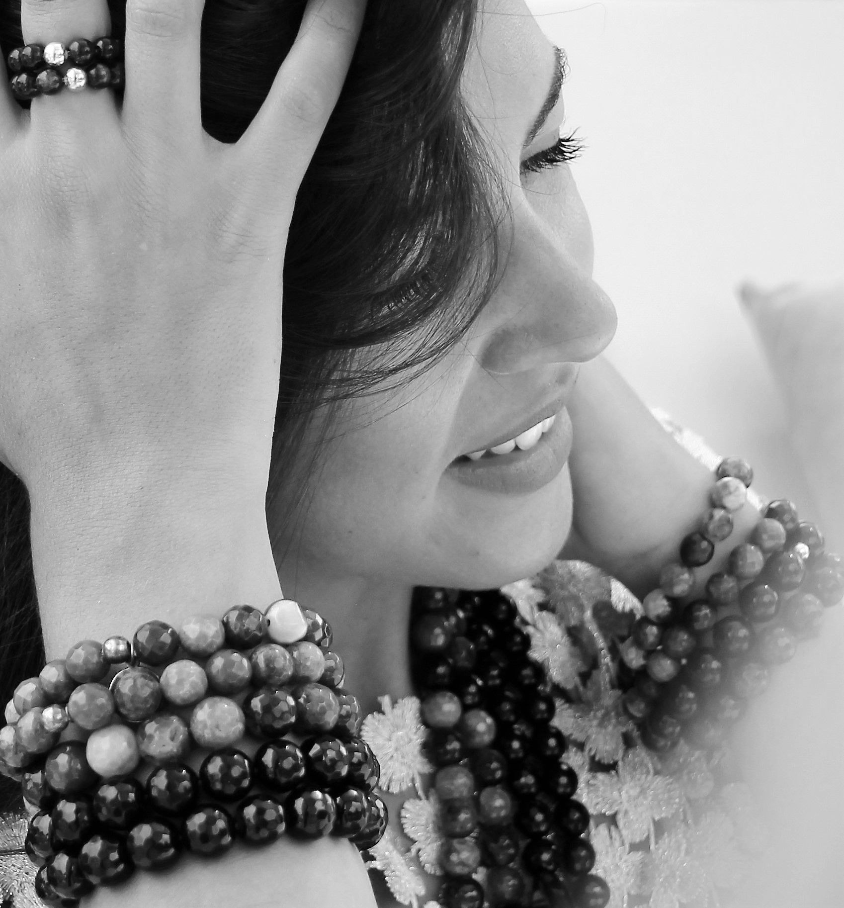 BRACELETS ASSORTIS AUX SAUTOIRS- PARURES FEMMES PIERRES NATURELLES- BOULES LISSES OU FACETTEES - COLLECTION ETE - HIVER