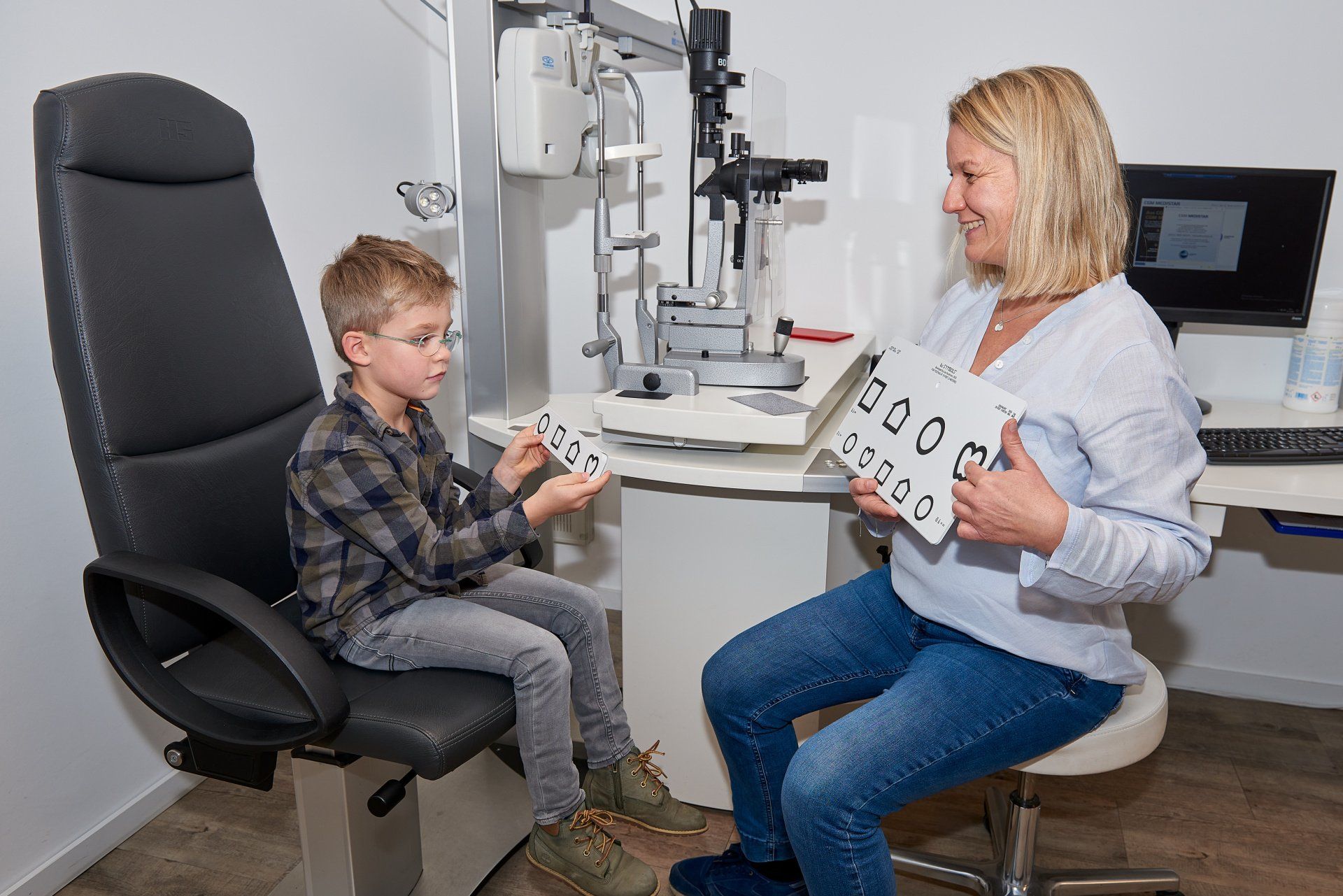Augenarztpraxis Kaarst - Das Leistungen Augenarztpraxis Kaarst - Das Leistungen – Kind in der Sehschule