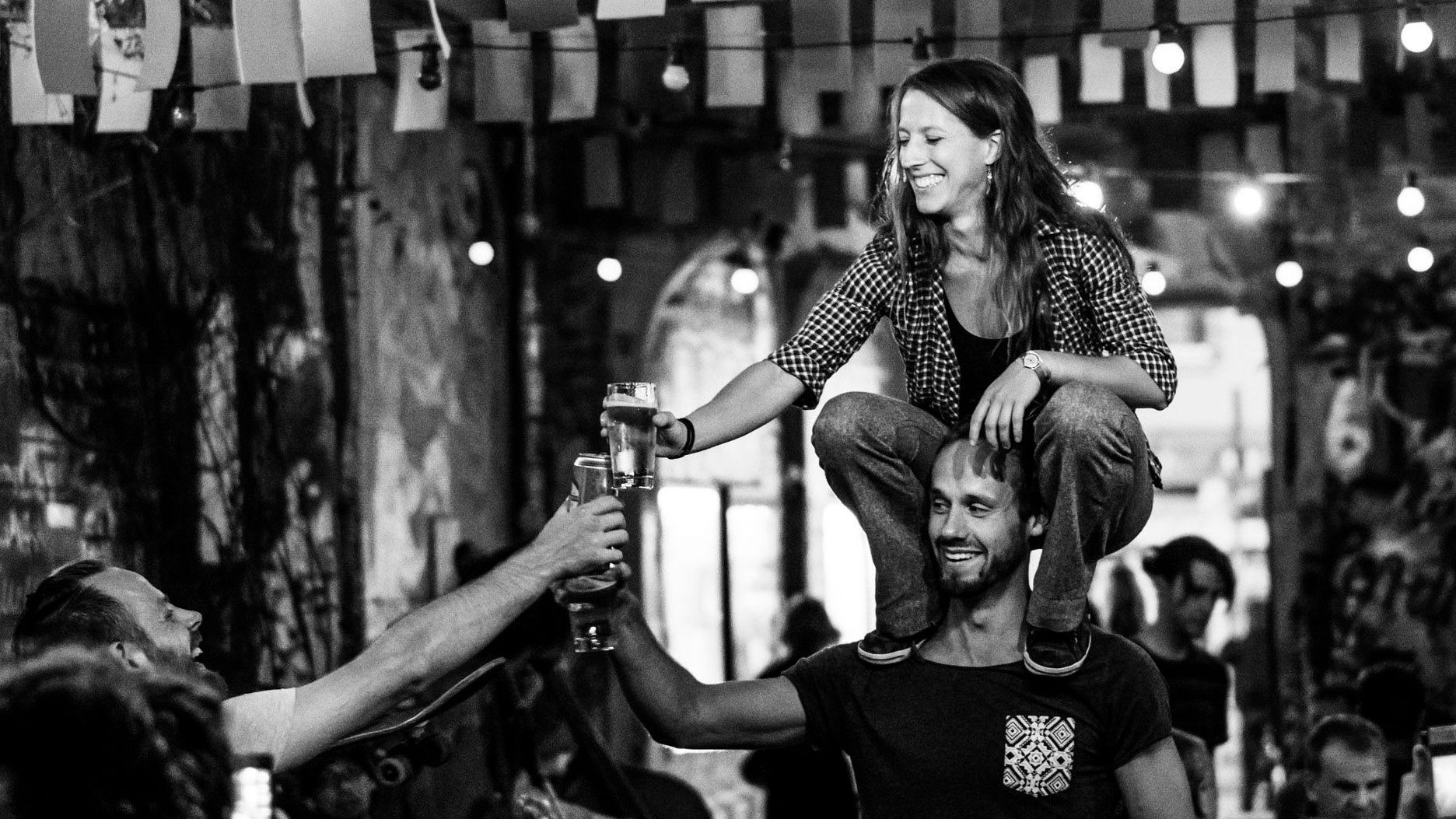 Foto: ©Mats Bäcker Chris und Iris in einer Bar