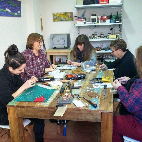 Clases de joyería y esmalte al fuego sobre metal