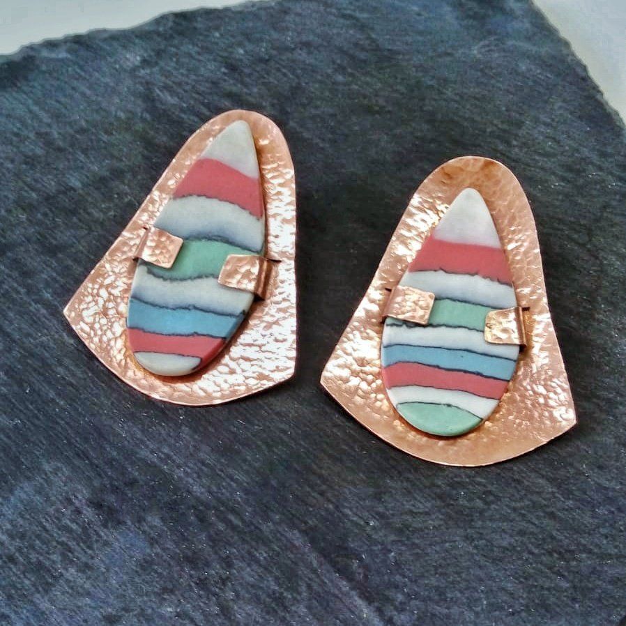 Clases de joyería: pendientes de cobre con piezas cerámicas engastadas