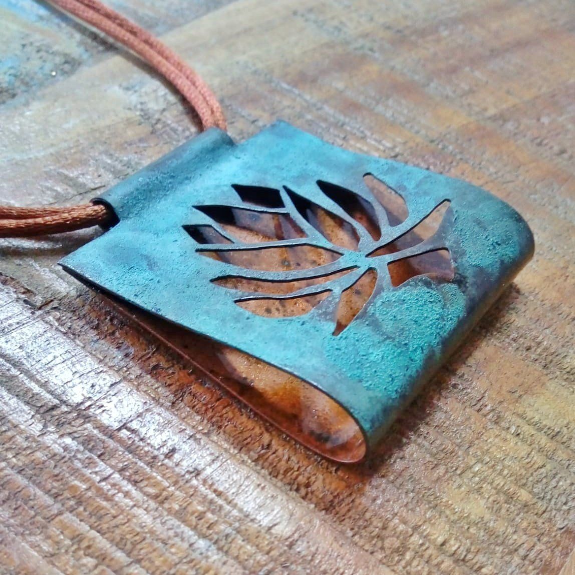 Clases de joyería: colgante de cobre  con flora calada dando color con oxidaciones