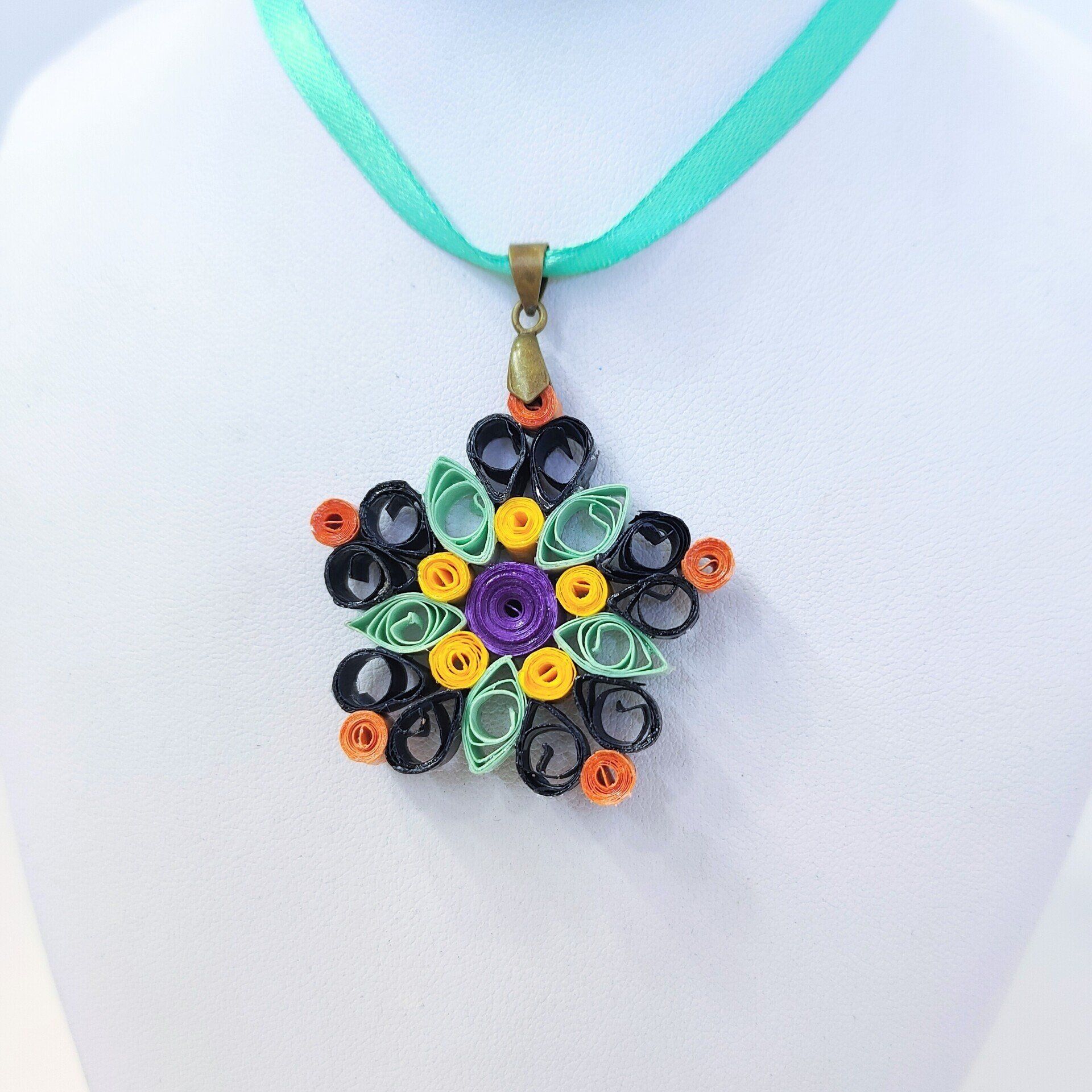 Cursos, talleres y clases de manualidades y artesanía: culgante hecho con  técnica quilling. bisutería de papel. Joyería de cartulina