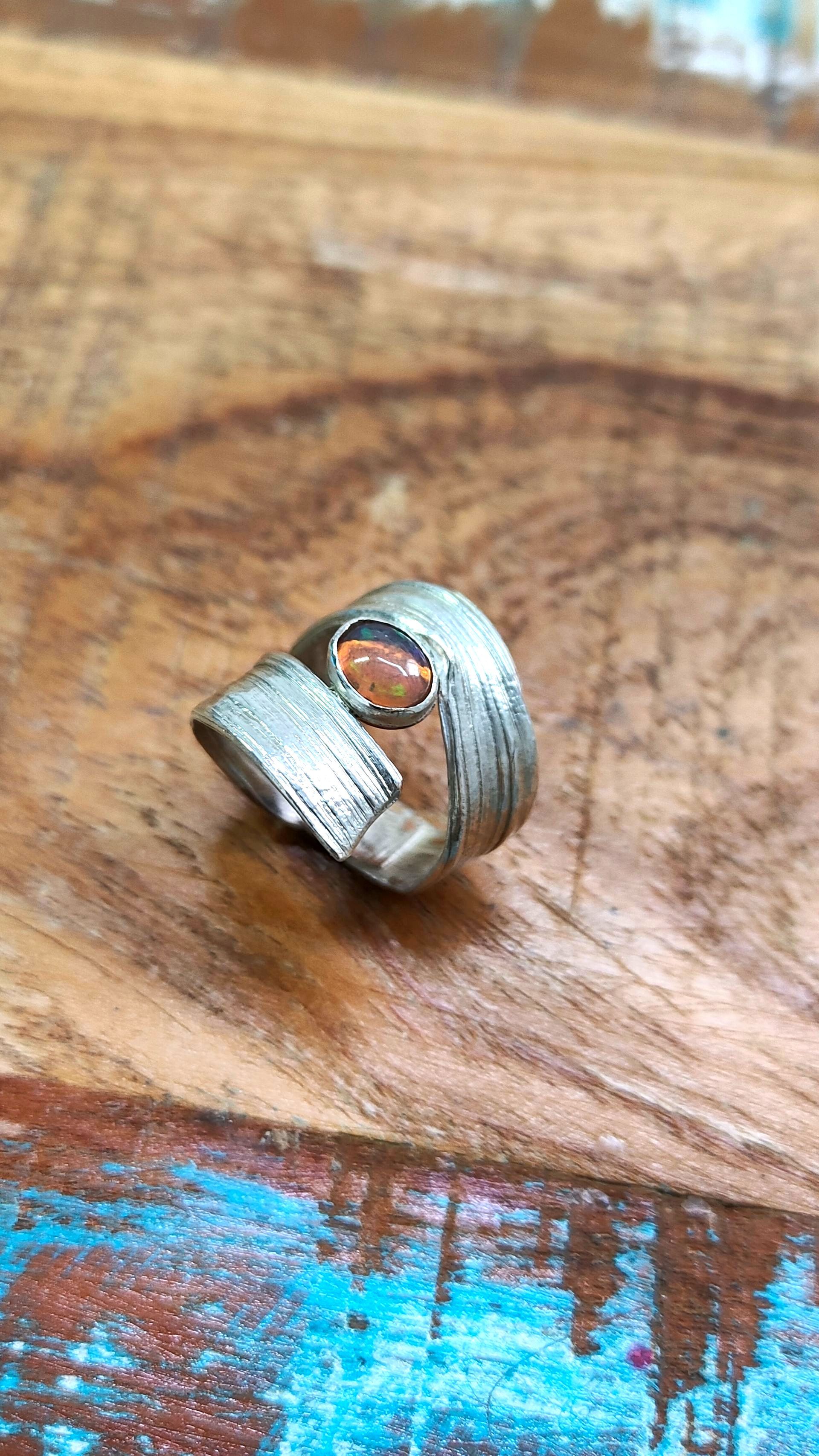 Clases de joyería: aniño hecho en cera perdida con cera Mitsuro Hikime con ópalo engastado