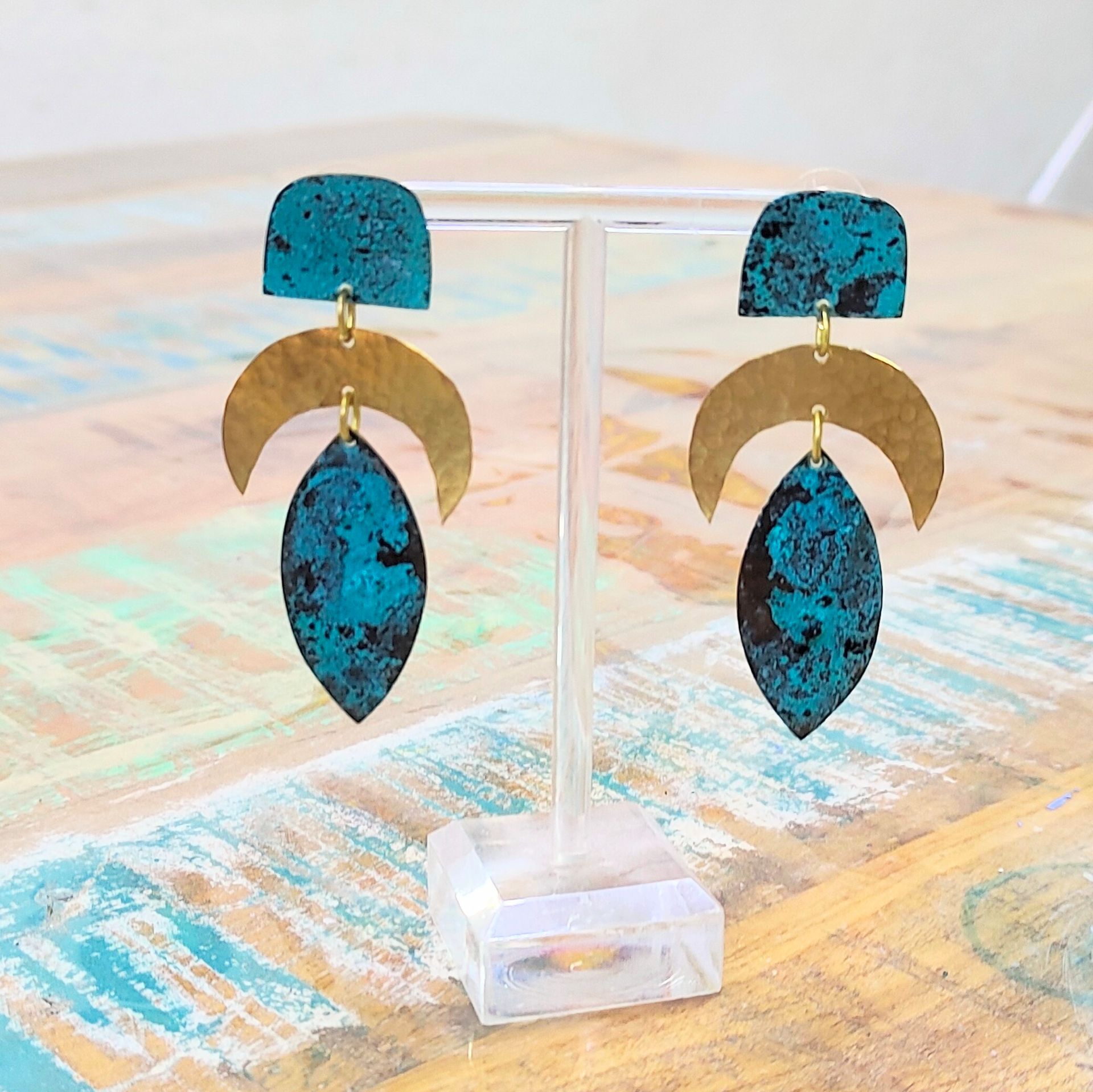 Clases de joyería: pendientes de latón con oxidaciones metálicas