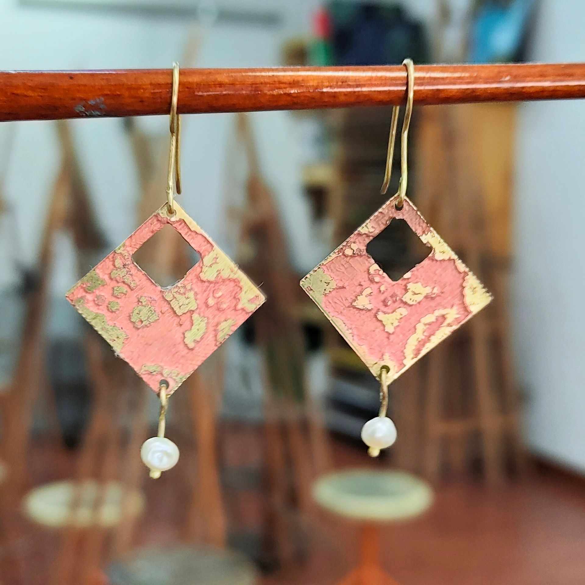 Clases de joyería: pendientes de latón con perla grabados al ácido