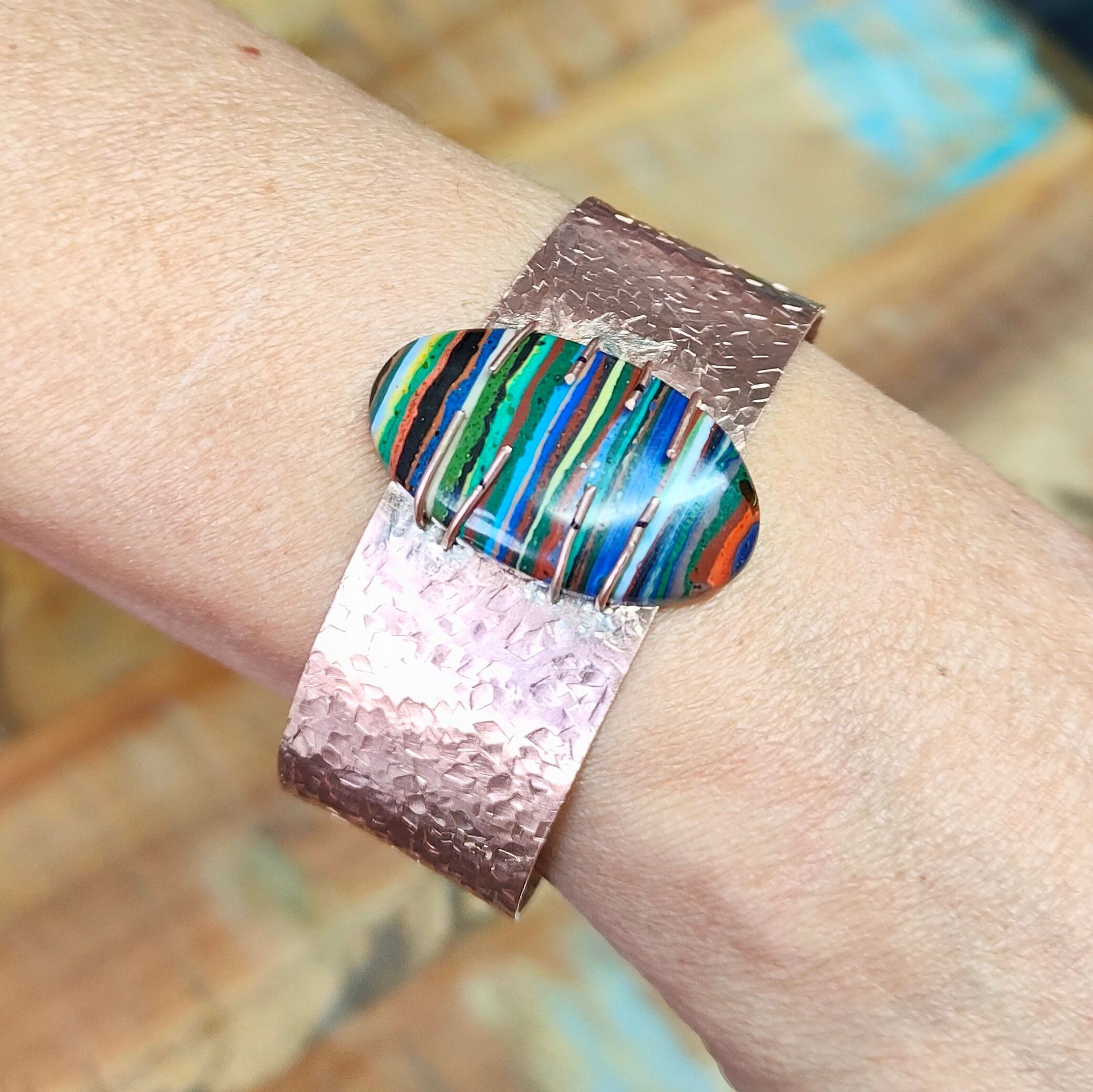 Clases de joyería: Brazalete de cobre con gema multiiicolor