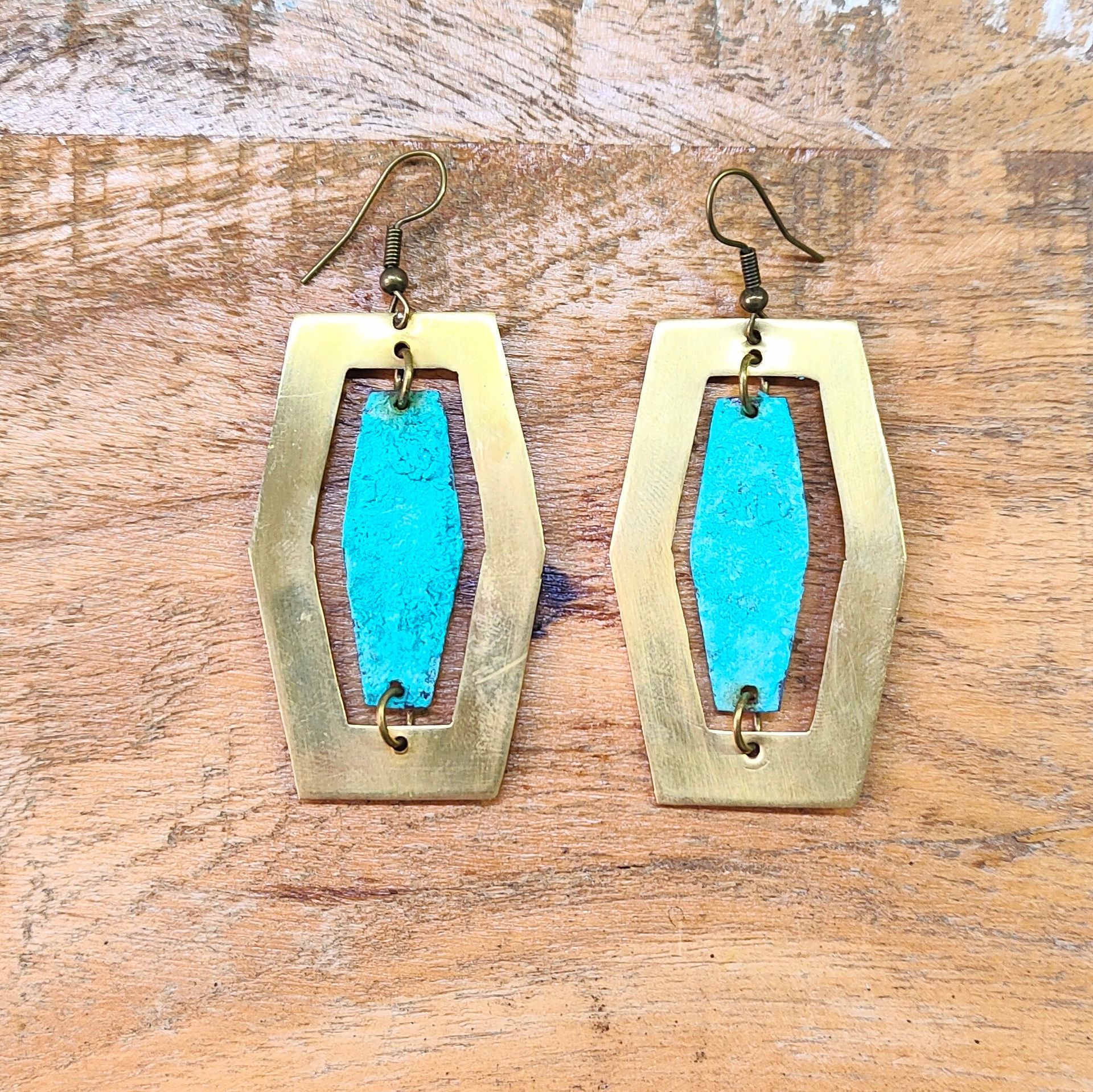 Clases de joyería: Pendientes geométricos de latón aportando color con oxidaciones