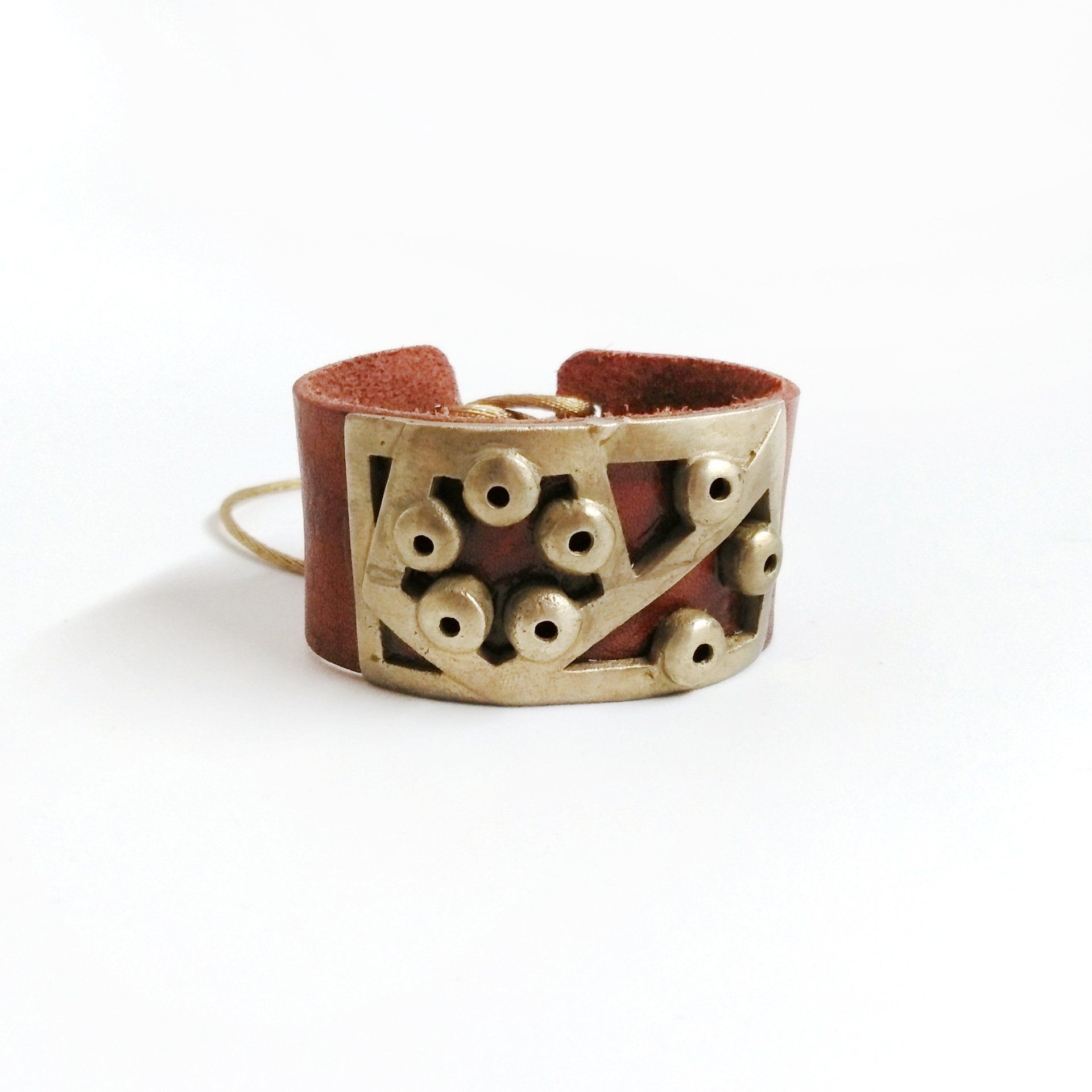 Clases de joyería: brazalete de latón y cuero hecho en técnica Cera Perdida