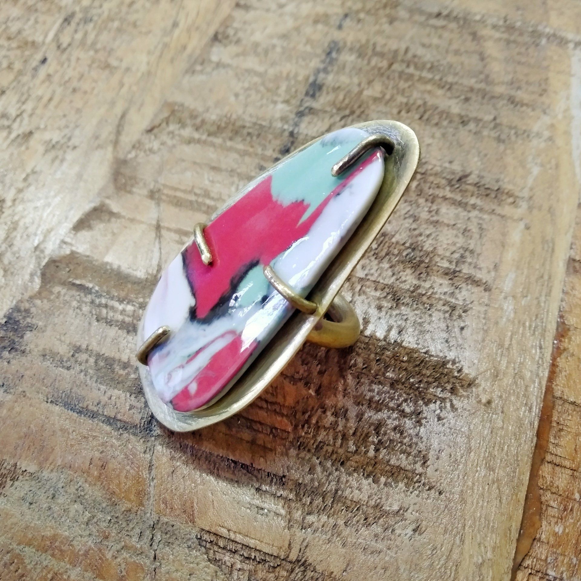 Clases de joyería: anillo de latón engastando una pieza de porcelana