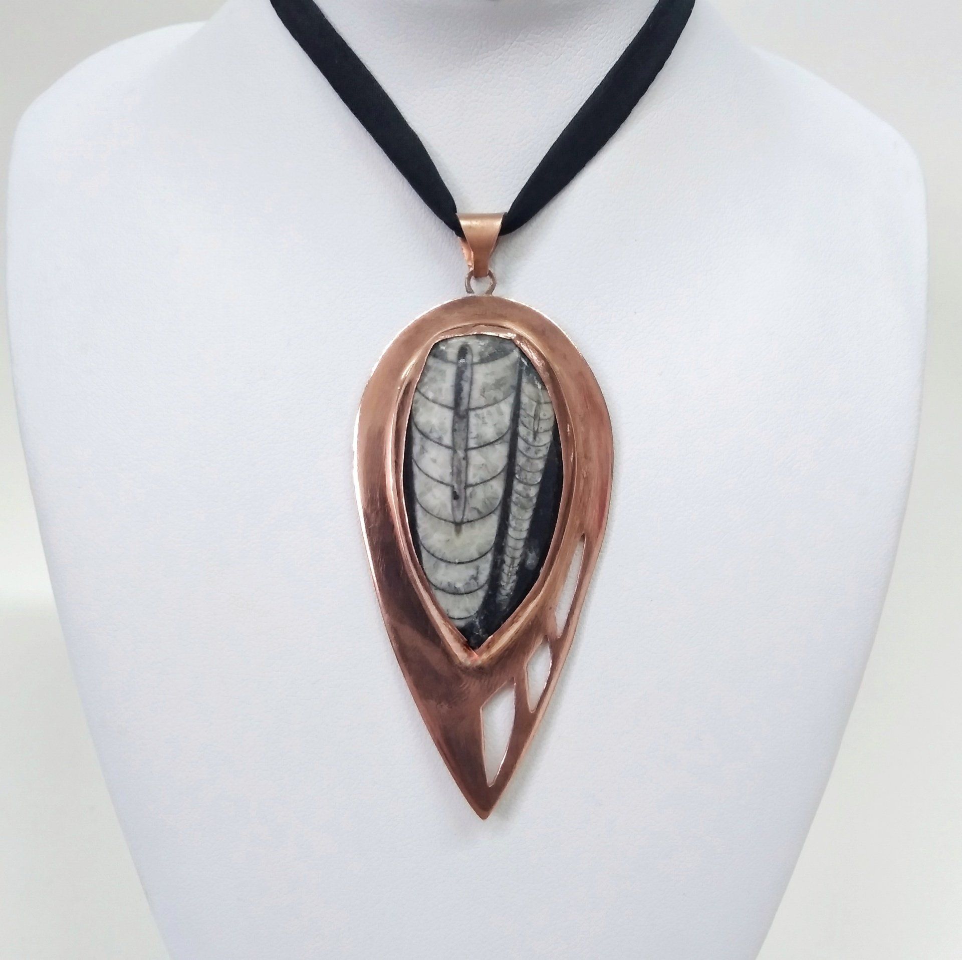 Clases de joyería: colgante de cobre con fósil engastado