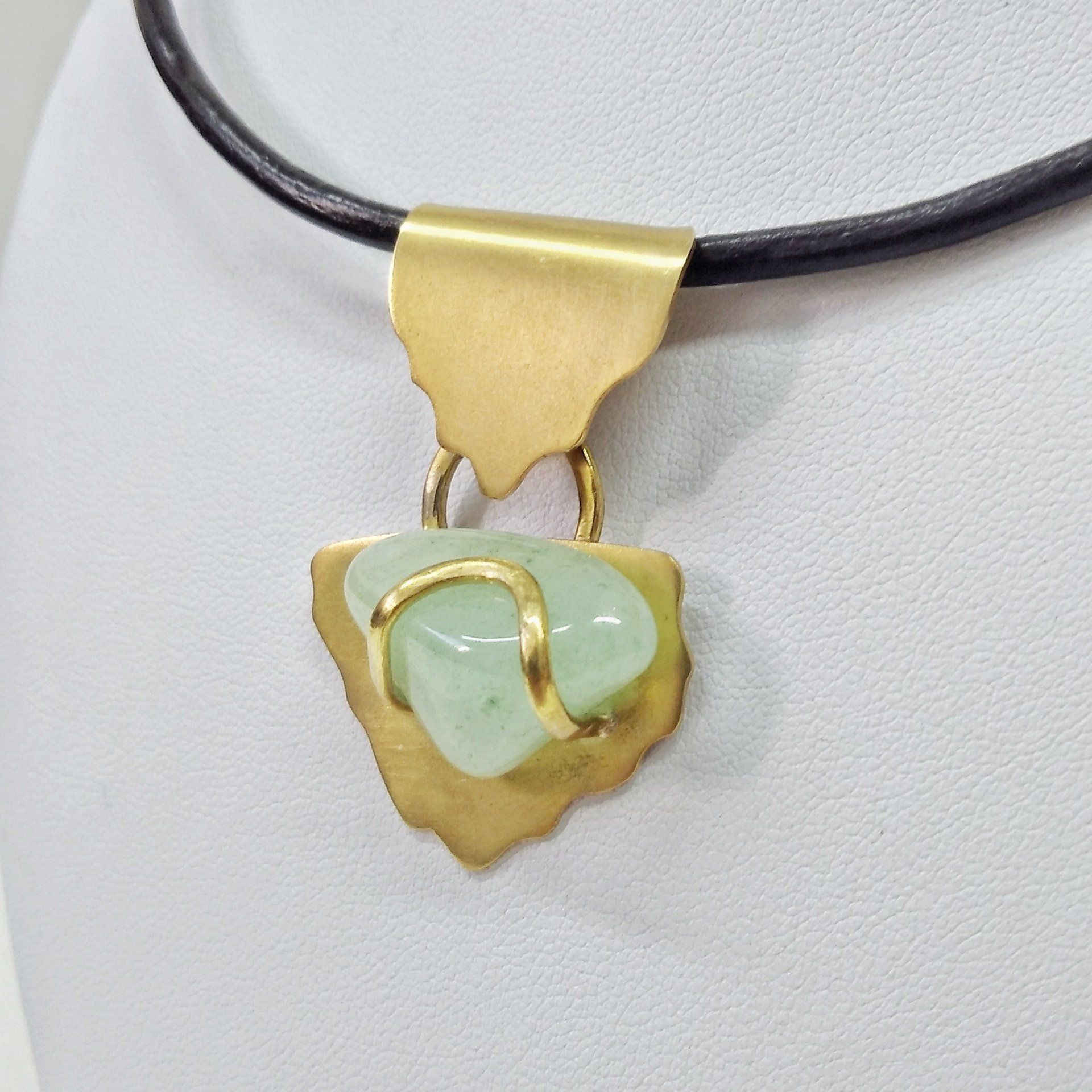 Clases de joyería: colgante de latón con gema engastada