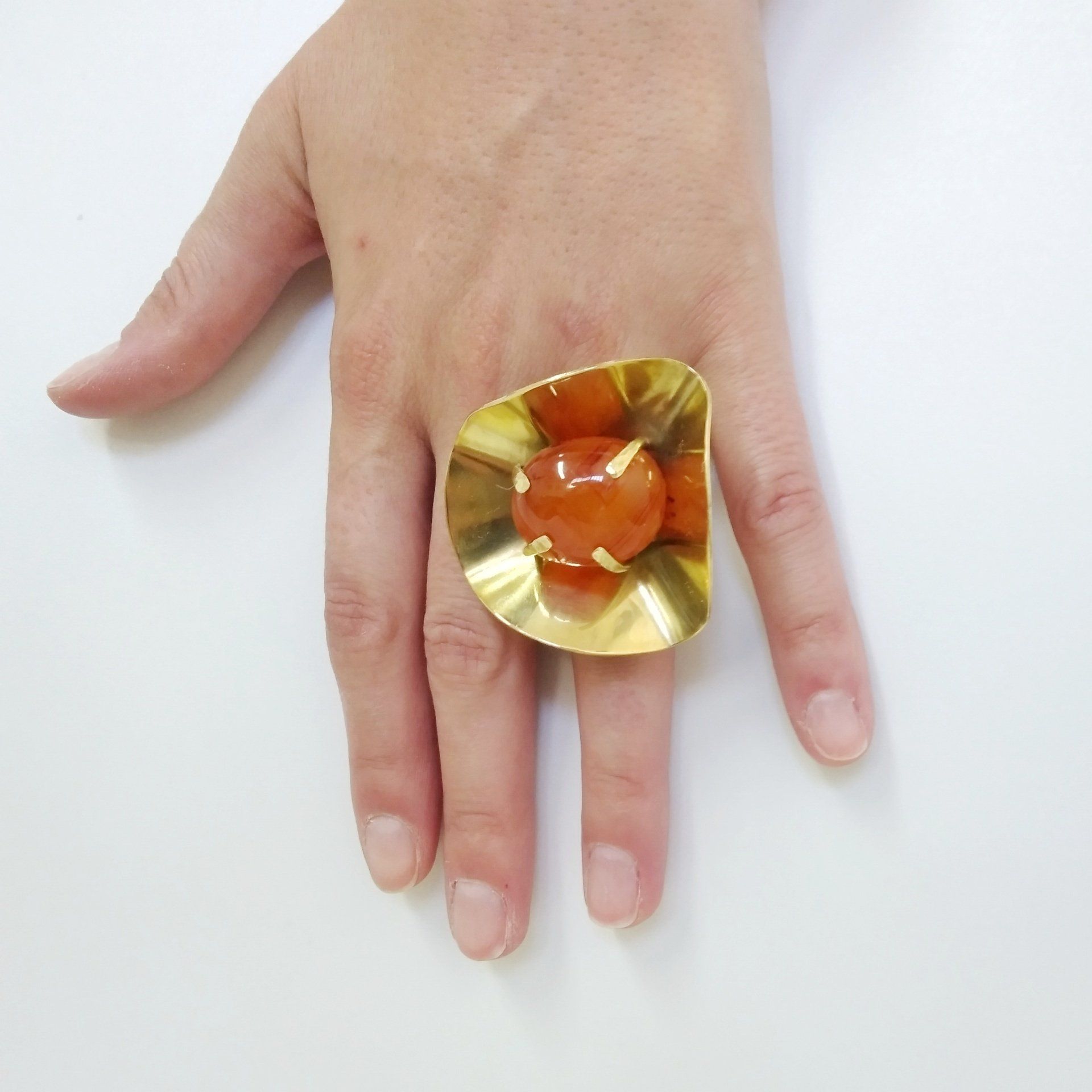 anillo de latón con ágata engastada a garras