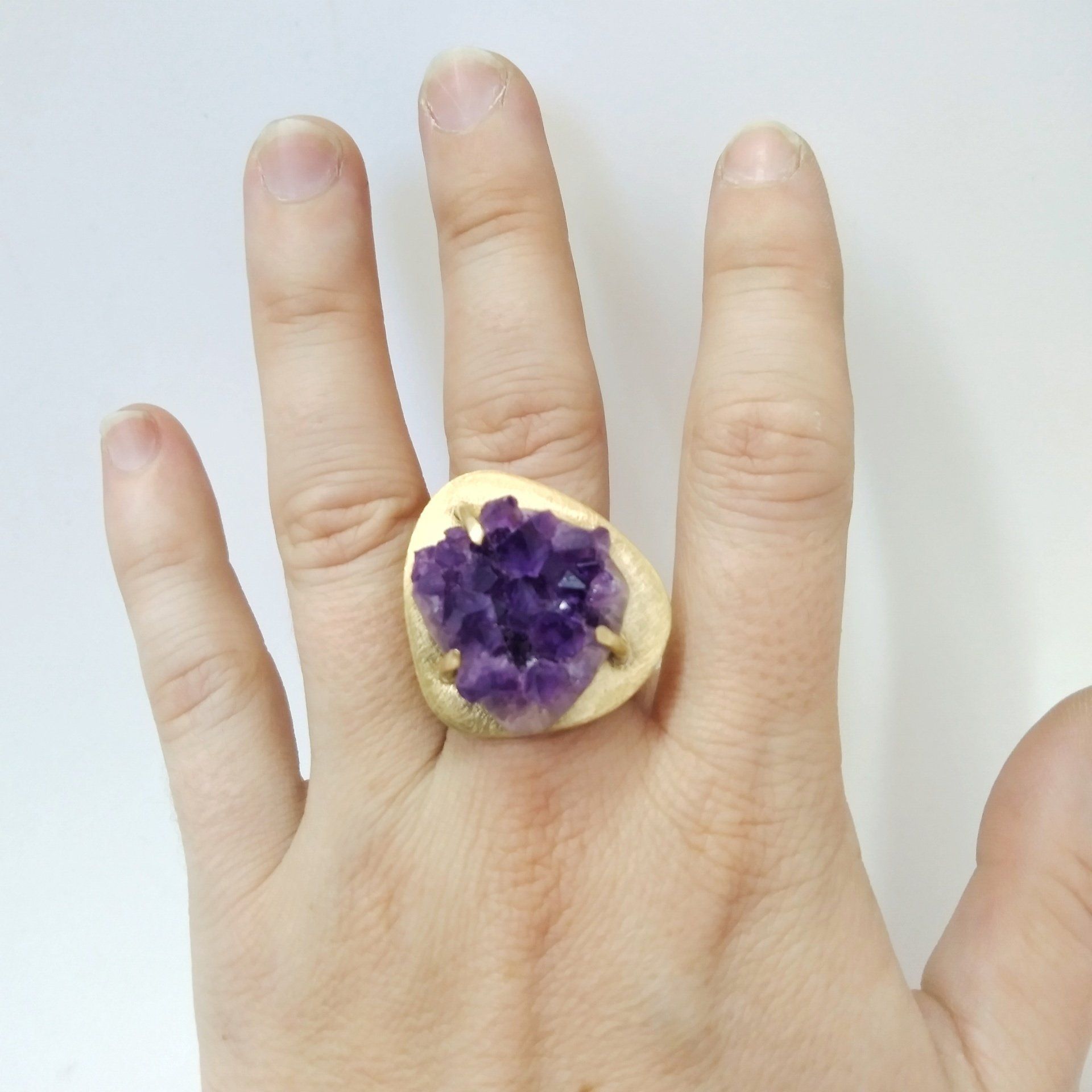 Clases de joyería: anillo de latón con amatista engastada a garras