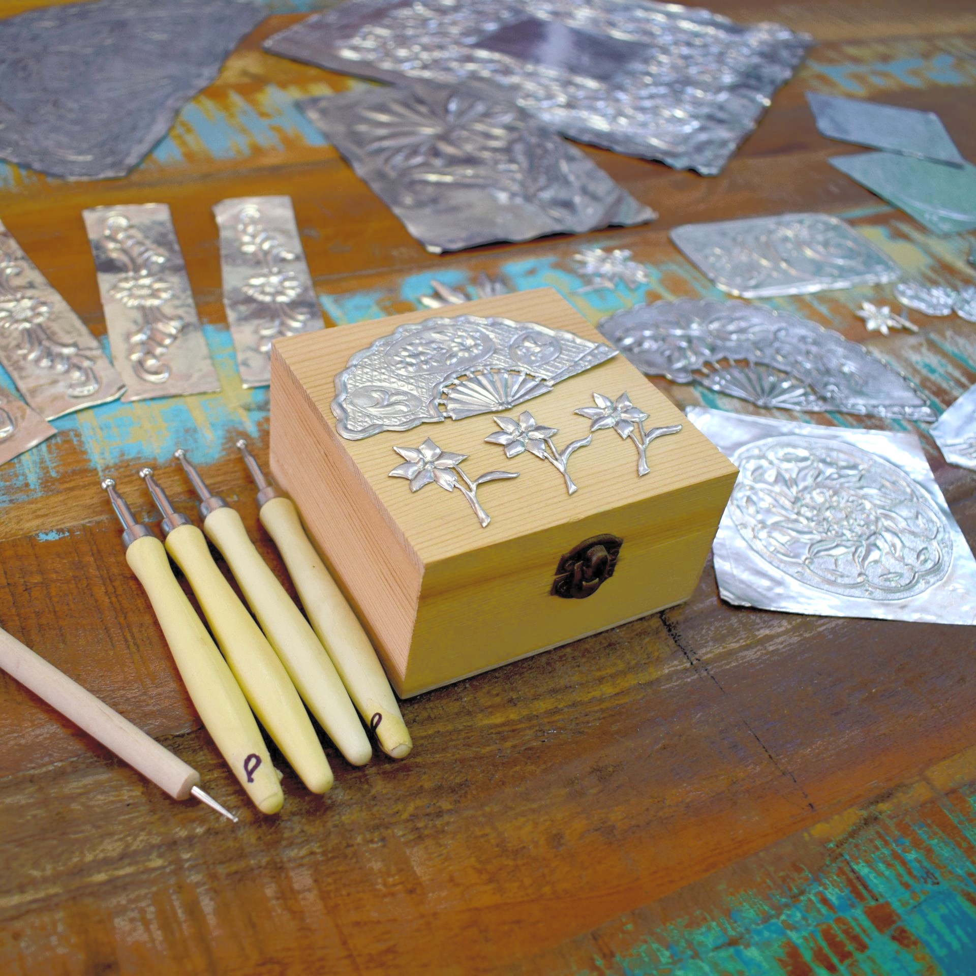 Curso de manualidades en técnica Repujado en Estaño