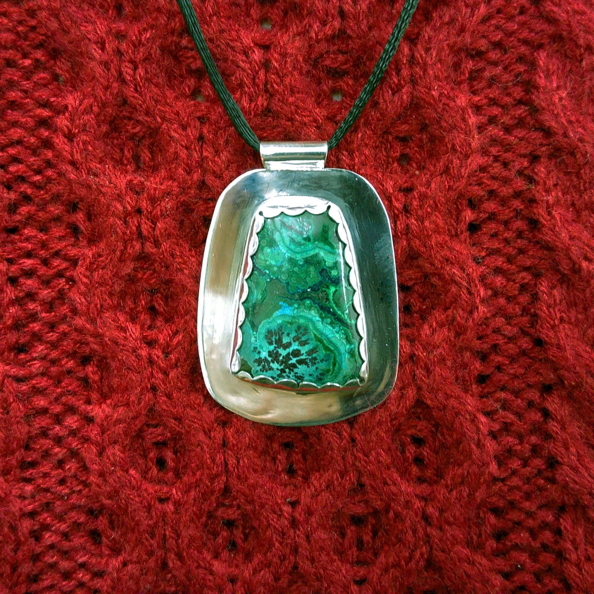 Clases de joyería: Colgante de plata con malaquita engastada