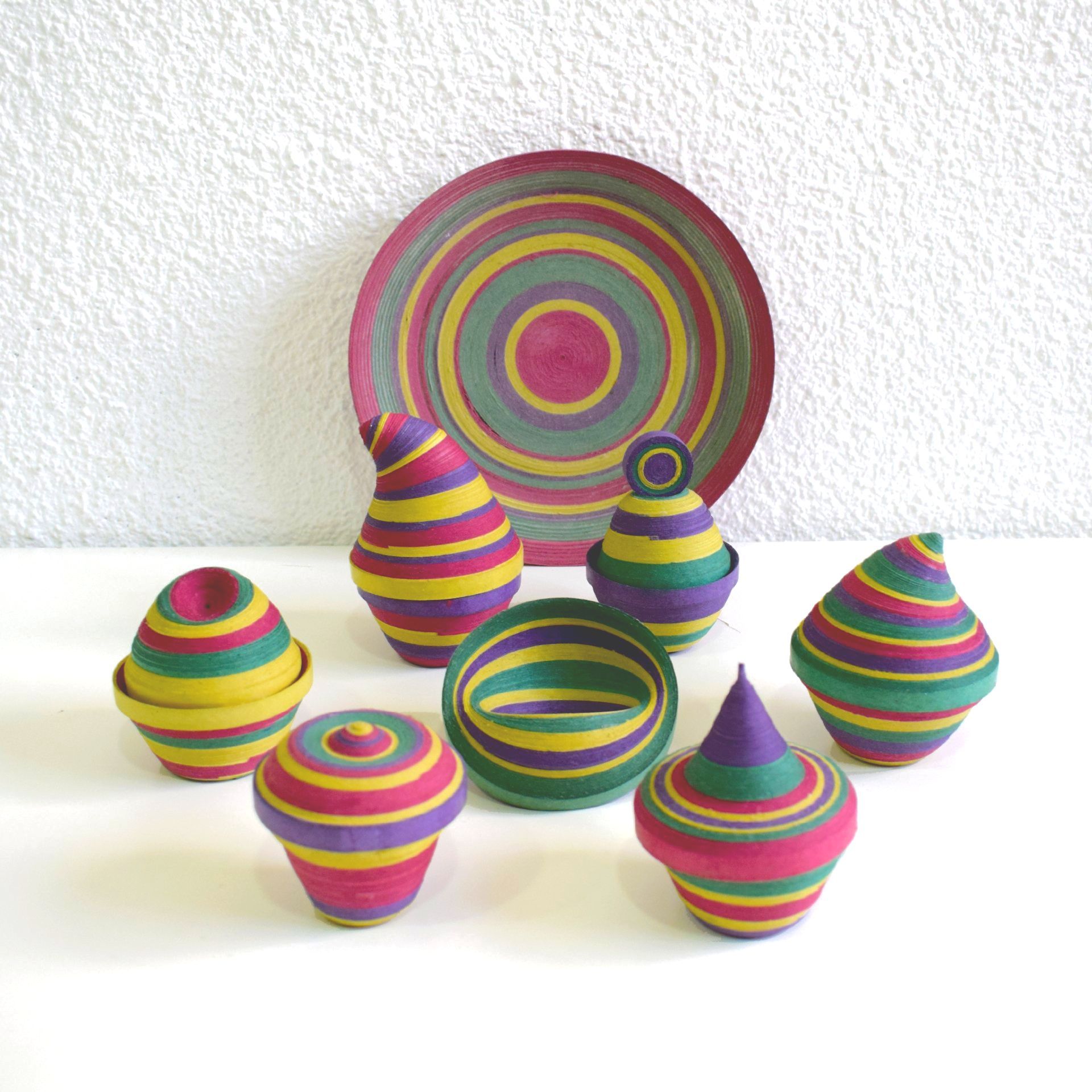 Cursos, talleres y clases de manualidades y artesanía: cajitas y cuenco hechos con serpentina