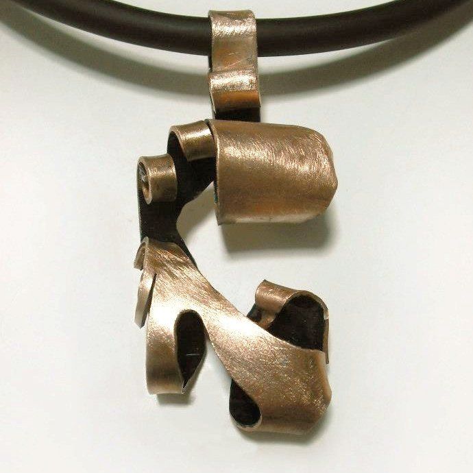 Clases de joyería: colgante de chapa plegada de cobre