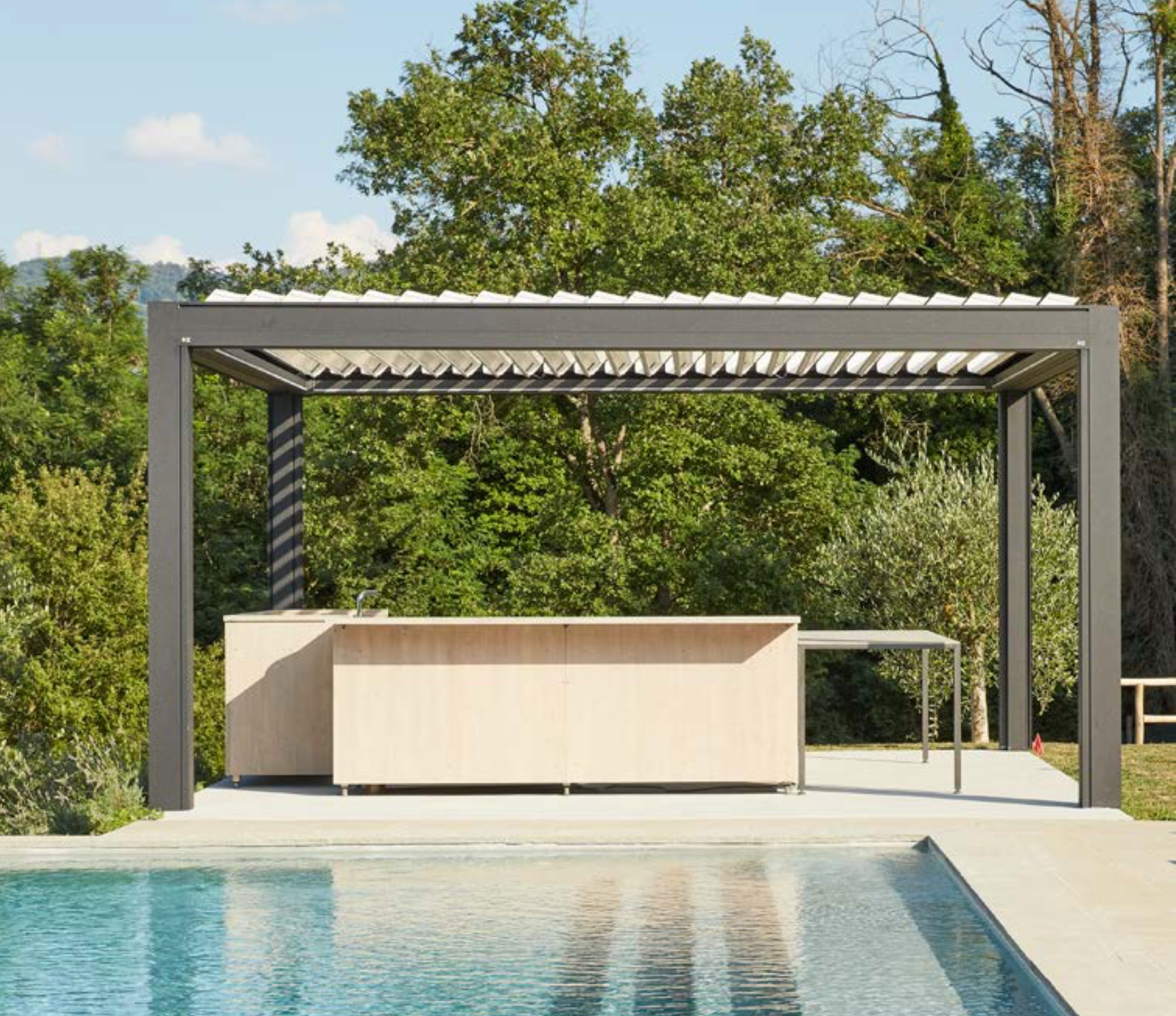 Bioklimatische Lamellendächer mit beweglichen, verschließenden Aluminiumlamellen