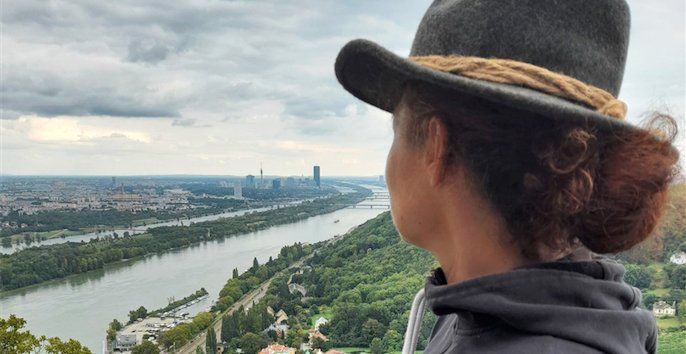 Sicht auf die Autorin Dagmar Grutzeck auf dem Leopoldsberg mit Blick auf Wien und die Donau.