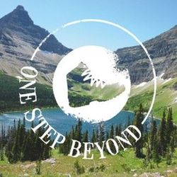 One Step Beyond Logo Grafik mit dem Logo vor dem Fotohintergrund des Olson Lake im Glacier Nationalpark als Symbol für die Bücher