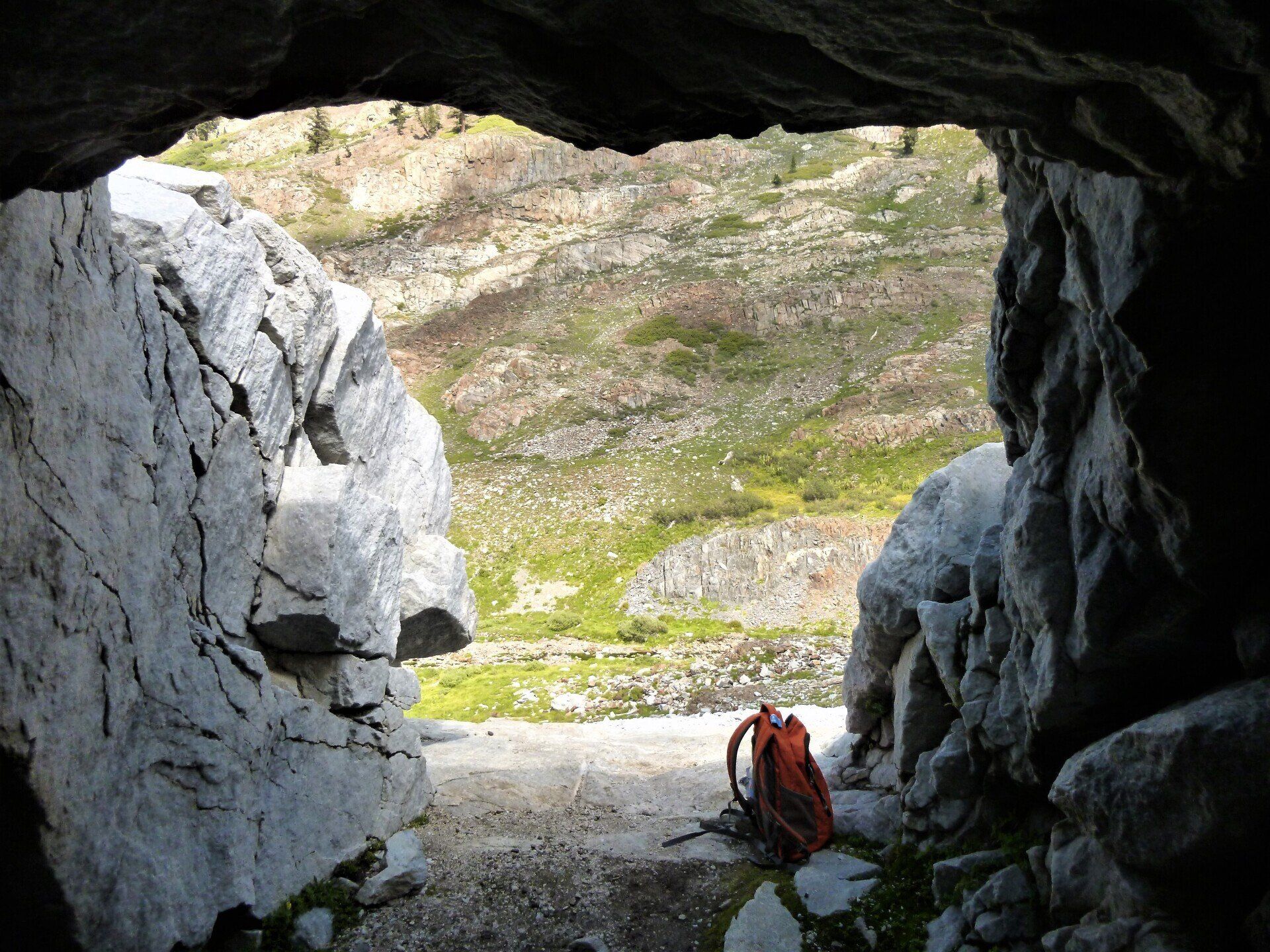 Blick aus einer ehemaligen Mine in den den White Chief Canyon im Sequoia National Park