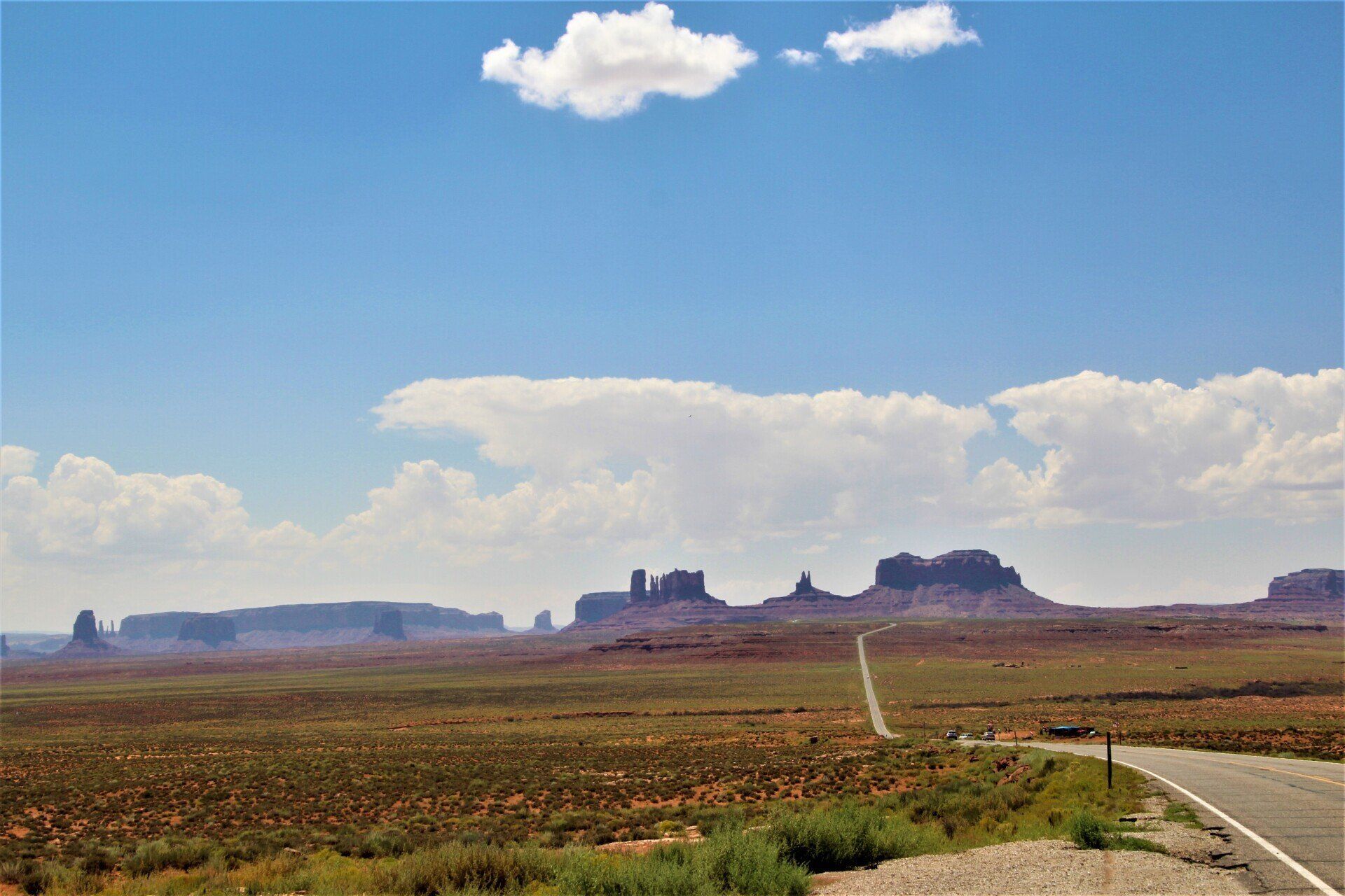 Blick auf die Straße, die Mexican Hat und das Monument Valley verbindet