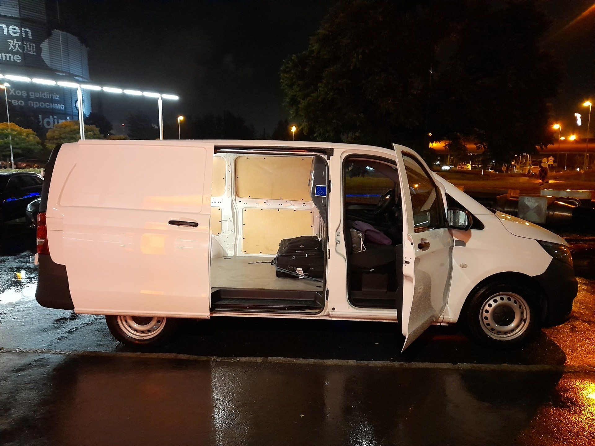 Blick auf den Kleintransporter der Firma Sixt.