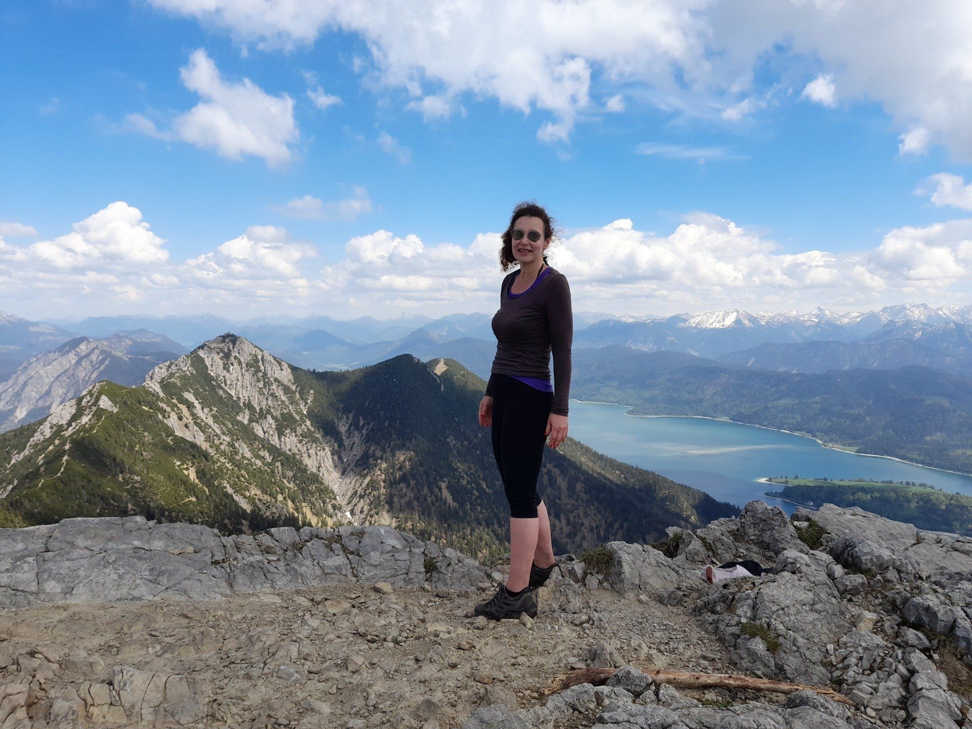 Die Autorin Dagmar Grutzeck auf dem Gipfel des Heimgarten mit dem Walchensee im Hintergrund.