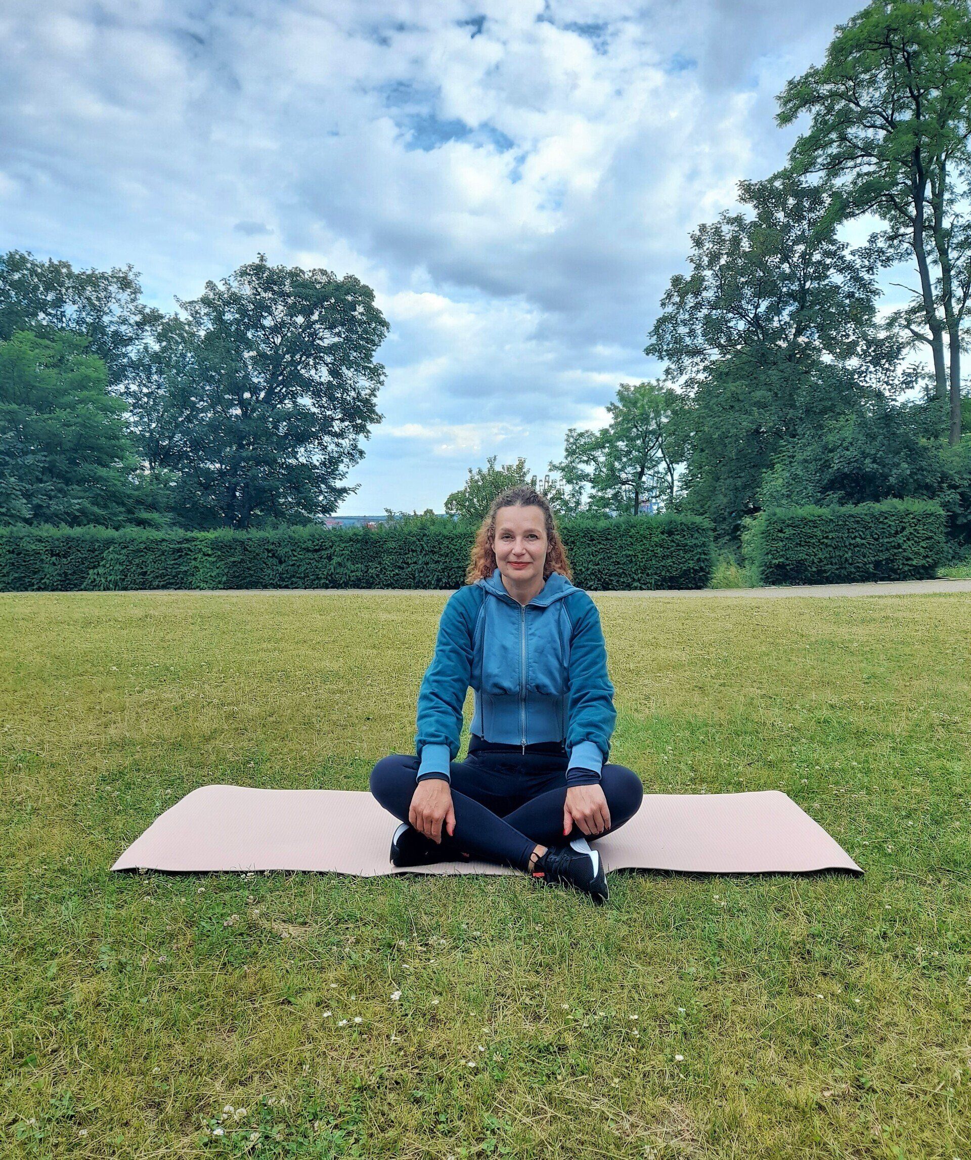 Aufnahme der Autorin Dagmar Grutzeck bei der Erklärung, warum Core-Training Übungen wichtig sind.