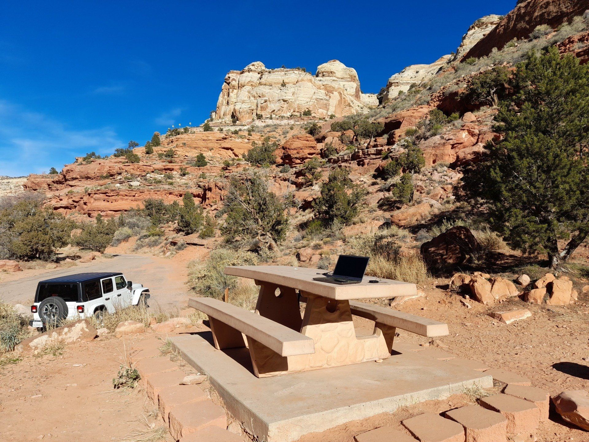 Blick auf einen Campingspot beim Winter campen in Utah auf dem Calf Creek Campground