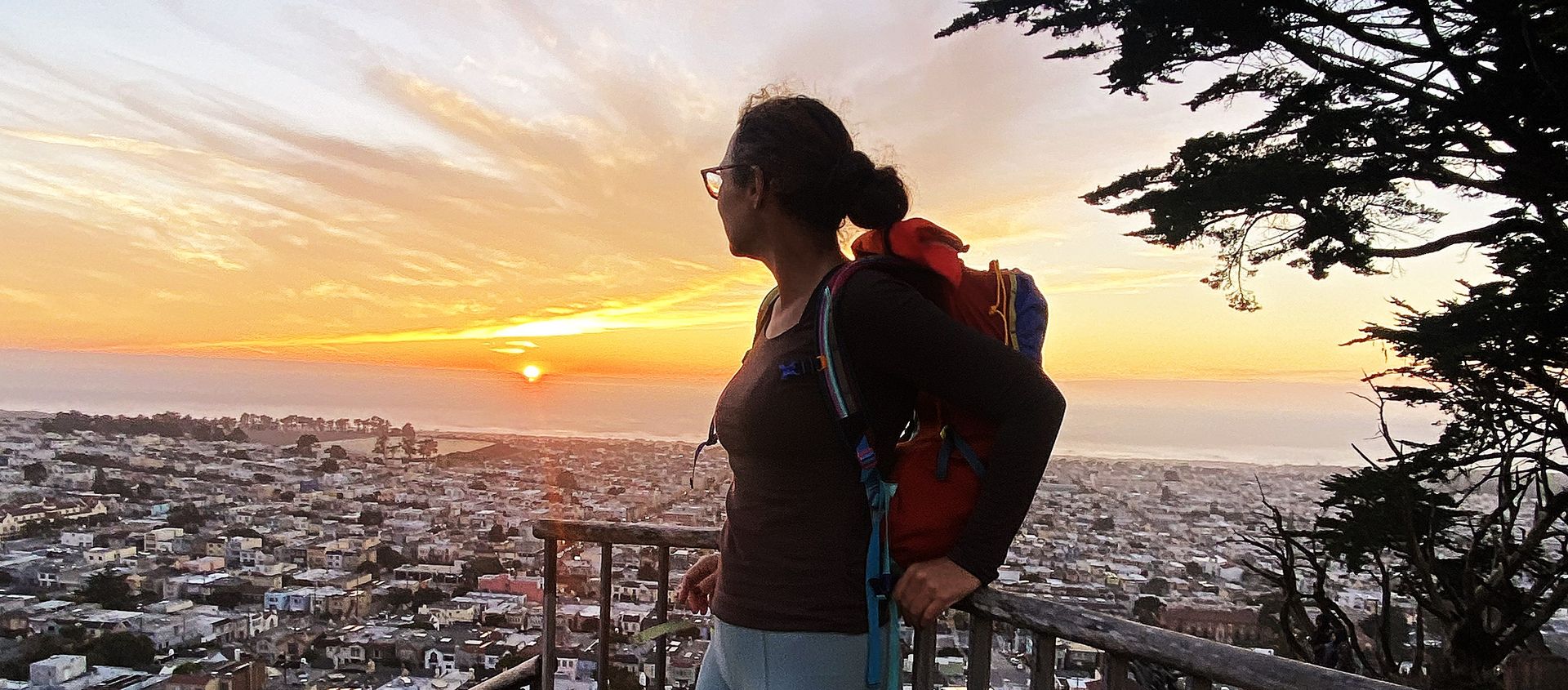 Die Autorin Dagmar Grutzeck schaut auf die San Francisco Bay vom Grand View Park
