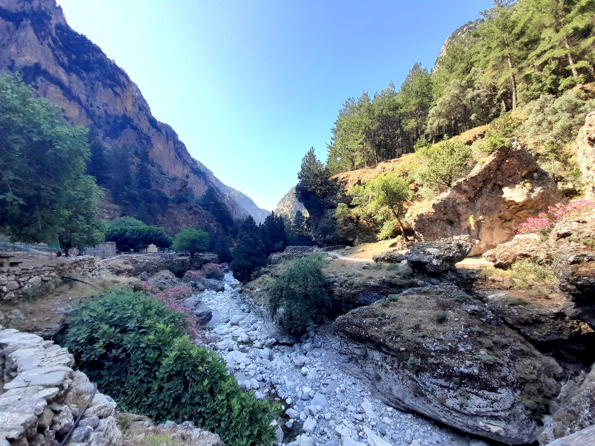 Blick auf die Überreste des Dorfs Samaria am Grund der Samaria-Schlucht