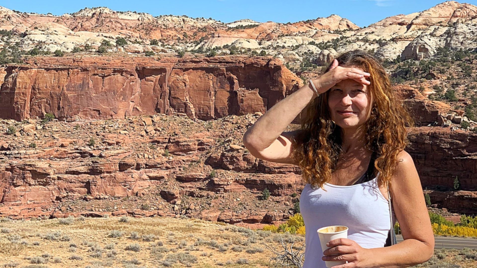 Blick auf die Autorin Dagmar Grutzeck, die auf der Terrasse des Kiva Koffeehouse steht, den Escalante Canyon im Hintergrund